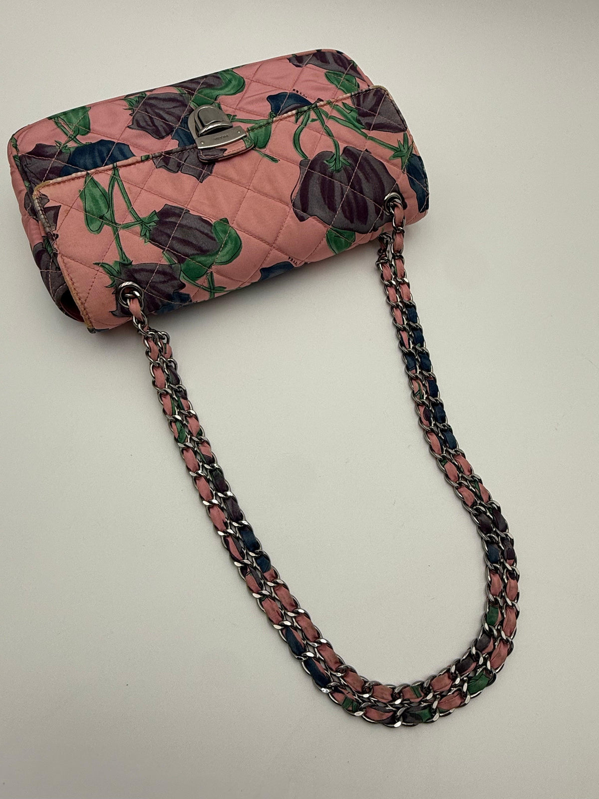 Prada Borsa Vintage Flap in Naylon Trapuntato con Motivo Floreale Rosa