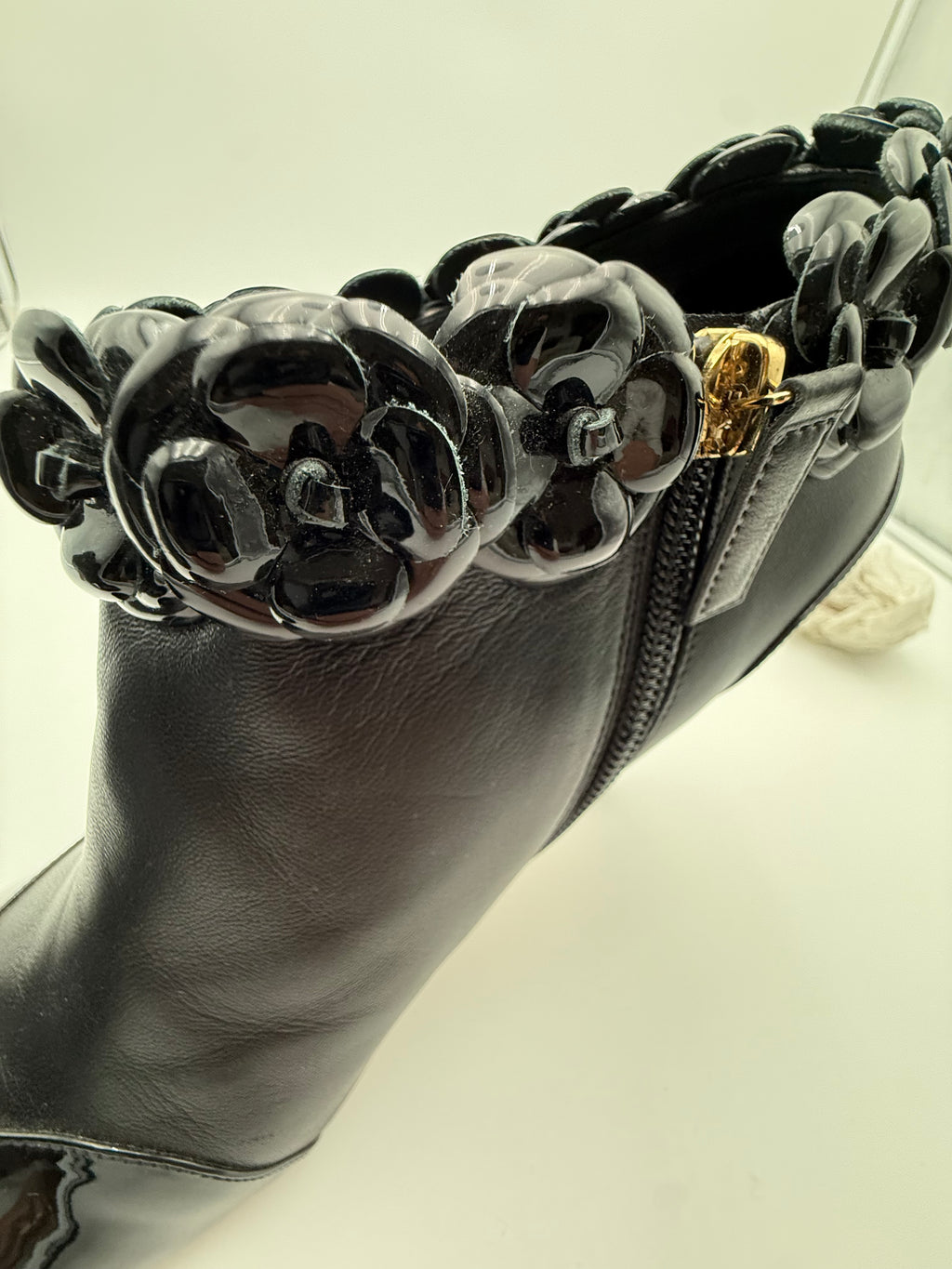 Chanel Stivaletto Camelia in Vernice Nero