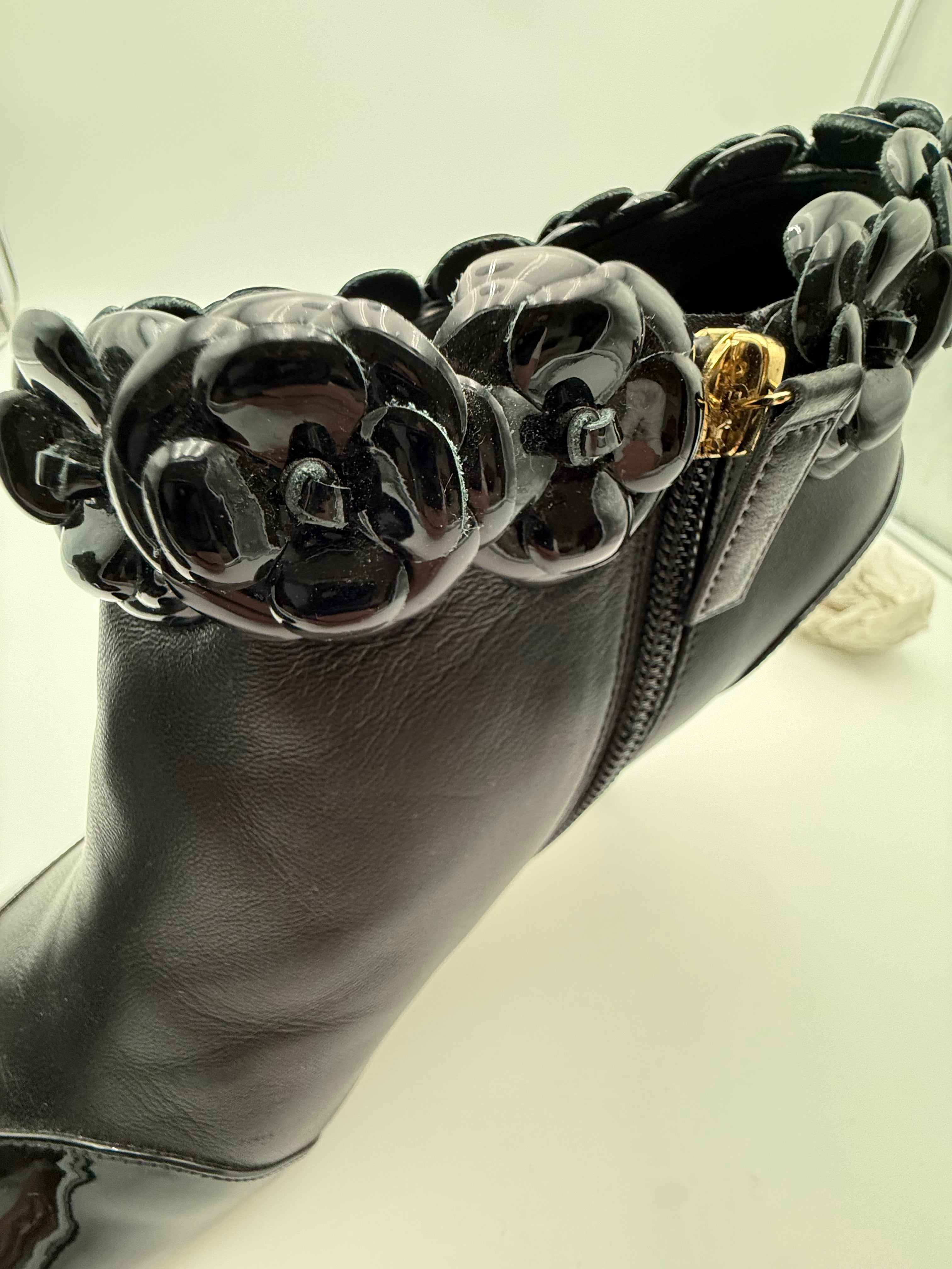 Chanel Stivaletto Camelia in Vernice Nero