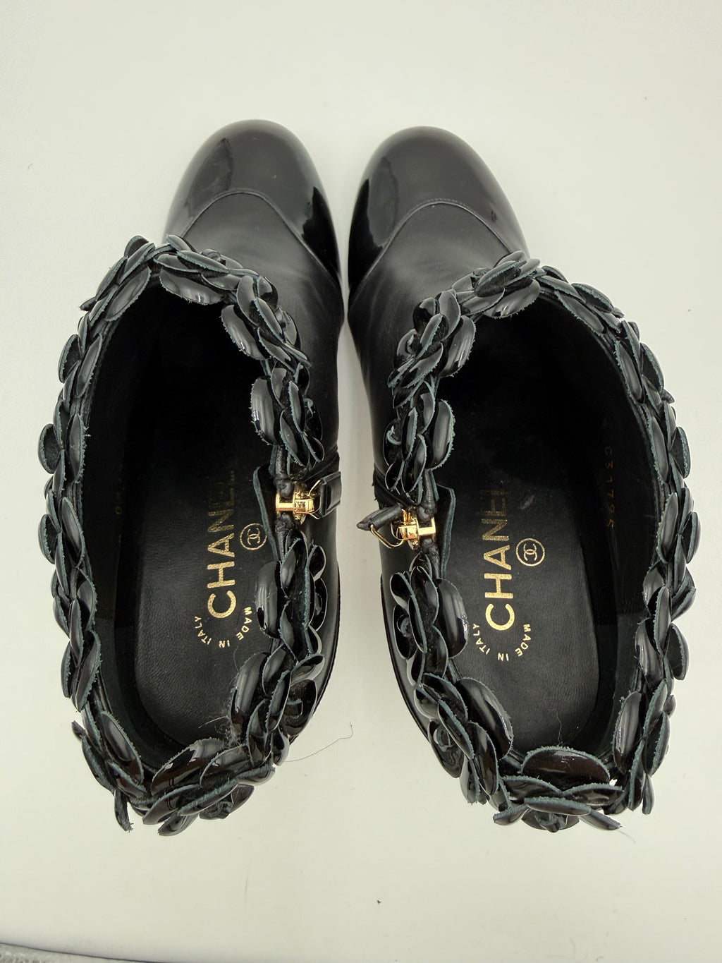 Chanel Stivaletto Camelia in Vernice Nero