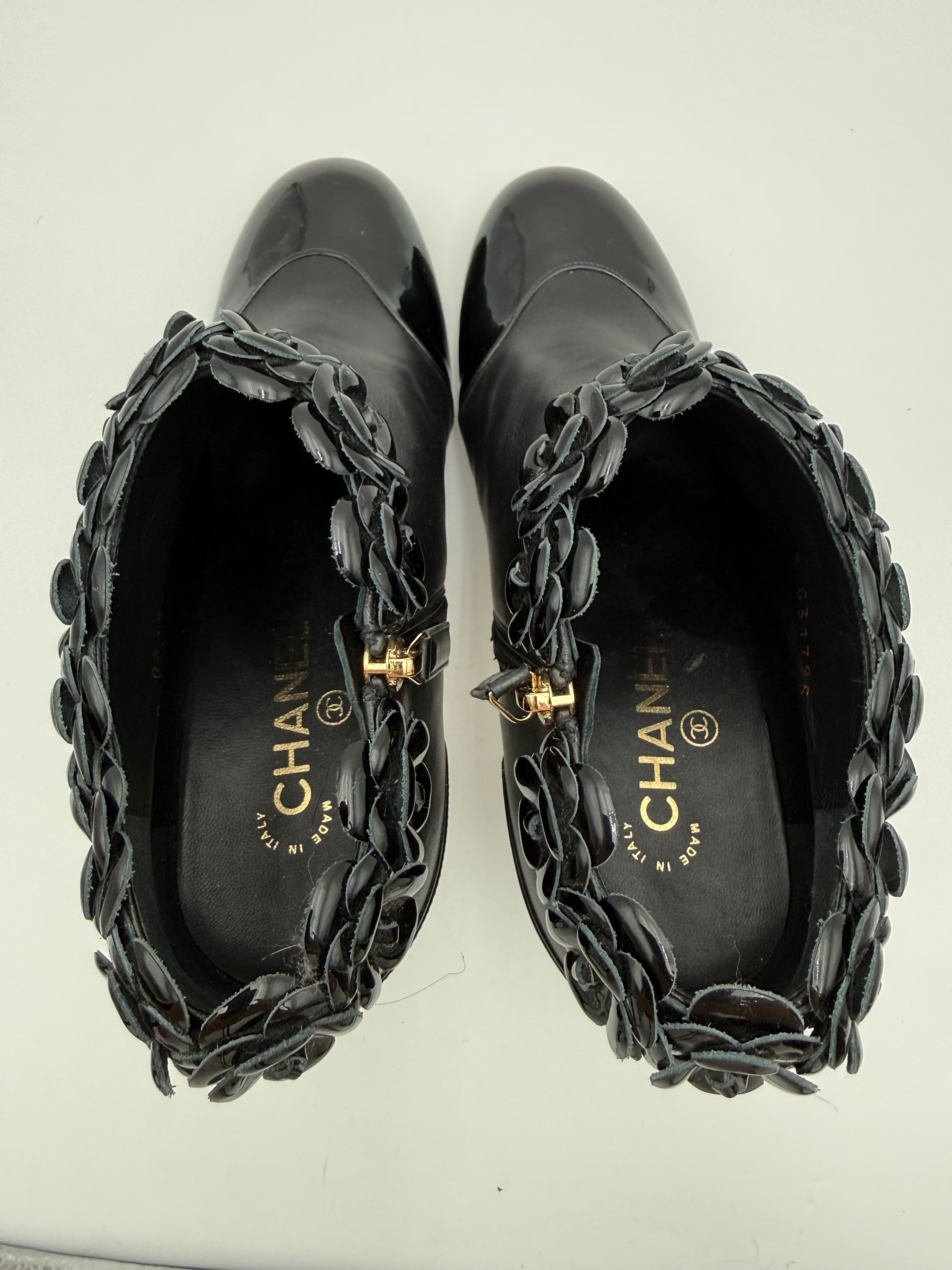 Chanel Stivaletto Camelia in Vernice Nero