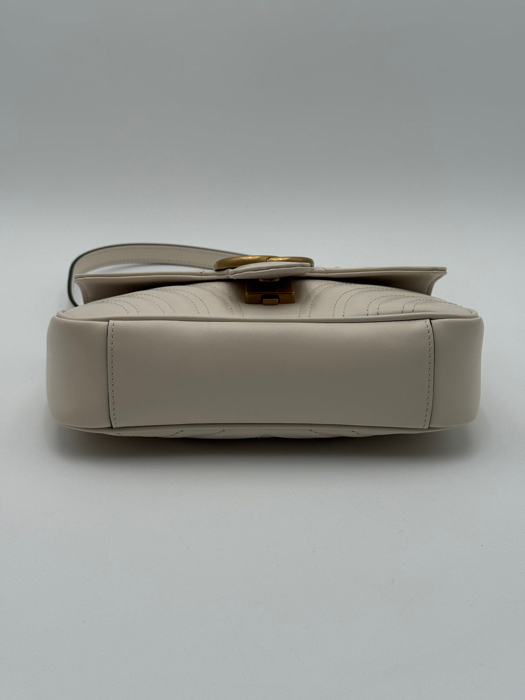 Borsa a Tracolla Gucci Marmont in Pelle Matelassè Small -Bianco Panna