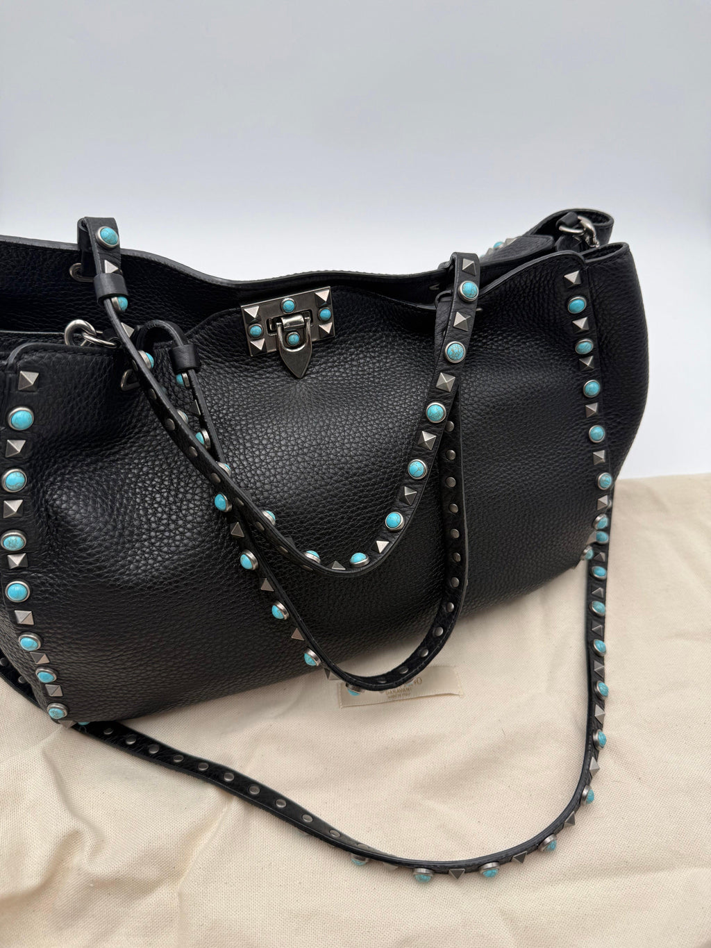 Valentino Garavani Borsa Tote Rockstud Medium Rolling in Pelle Granata Nera e Pietre Turchese - Mercatino di Ninni