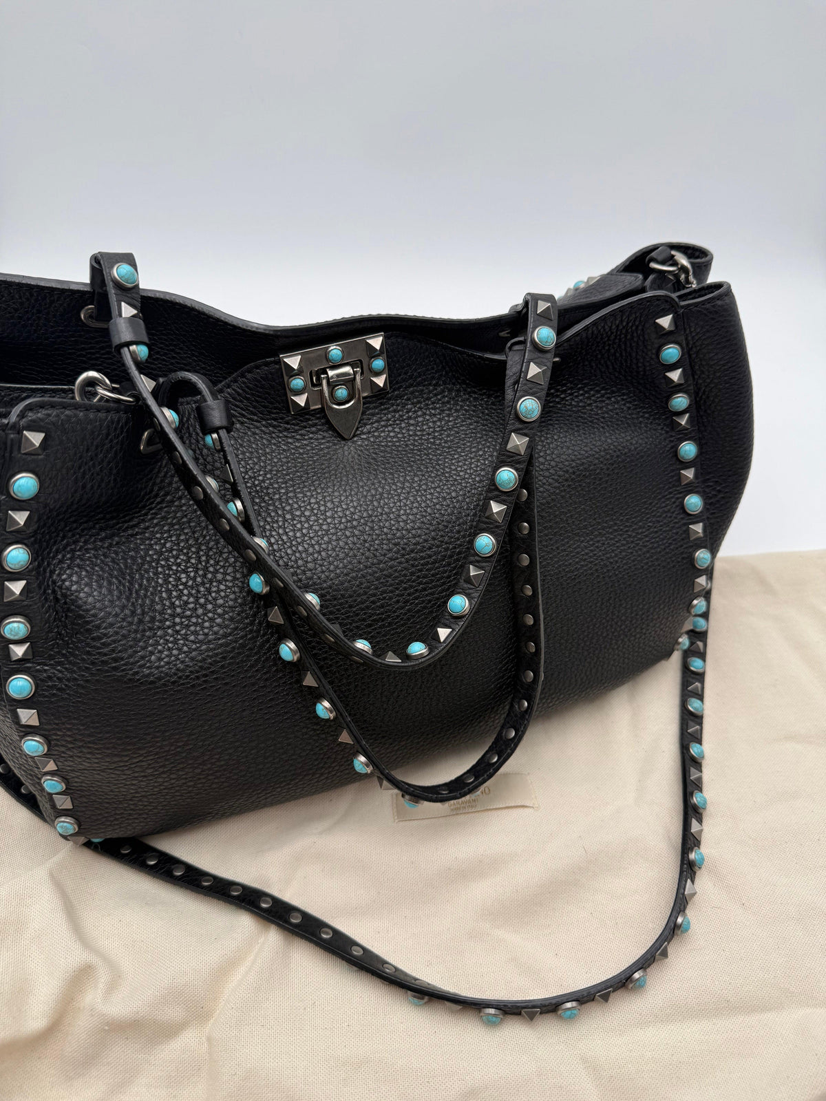 Valentino Garavani Borsa Tote Rockstud Medium Rolling in Pelle Granata Nera e Pietre Turchese - Mercatino di Ninni