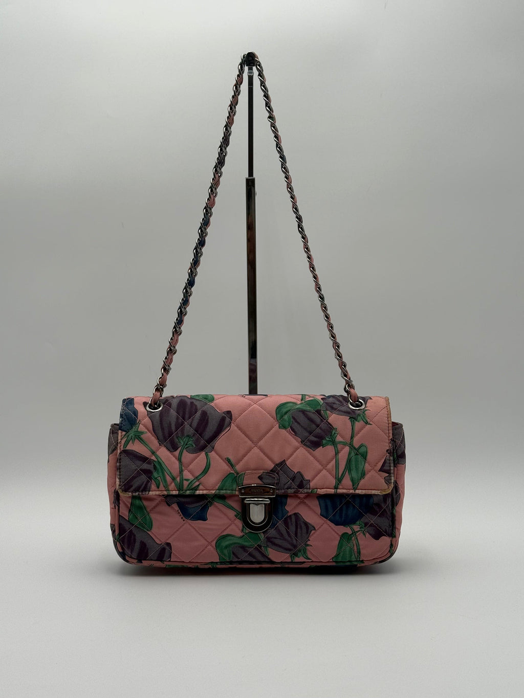 Prada Borsa Vintage Flap in Naylon Trapuntato con Motivo Floreale Rosa