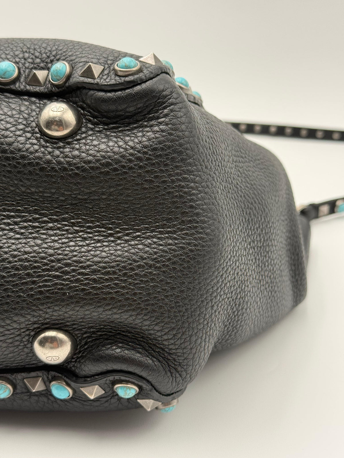 Valentino Garavani Borsa Tote Rockstud Medium Rolling in Pelle Granata Nera e Pietre Turchese - Mercatino di Ninni