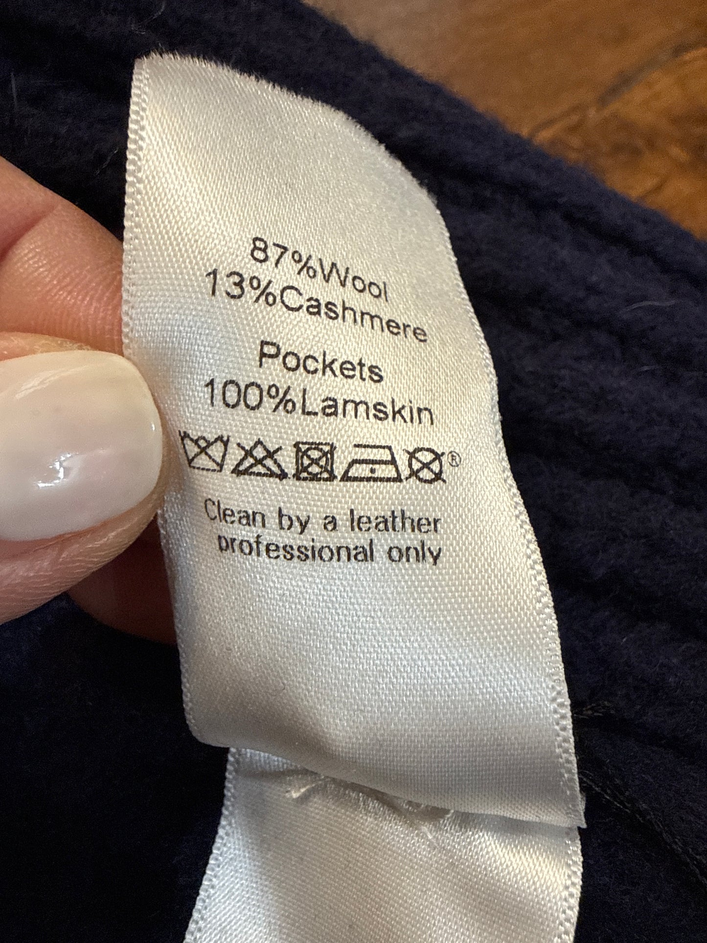 Céline  Caban in Maglia e Pelle