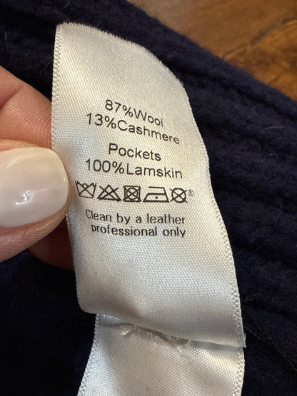 Céline  Caban in Maglia e Pelle