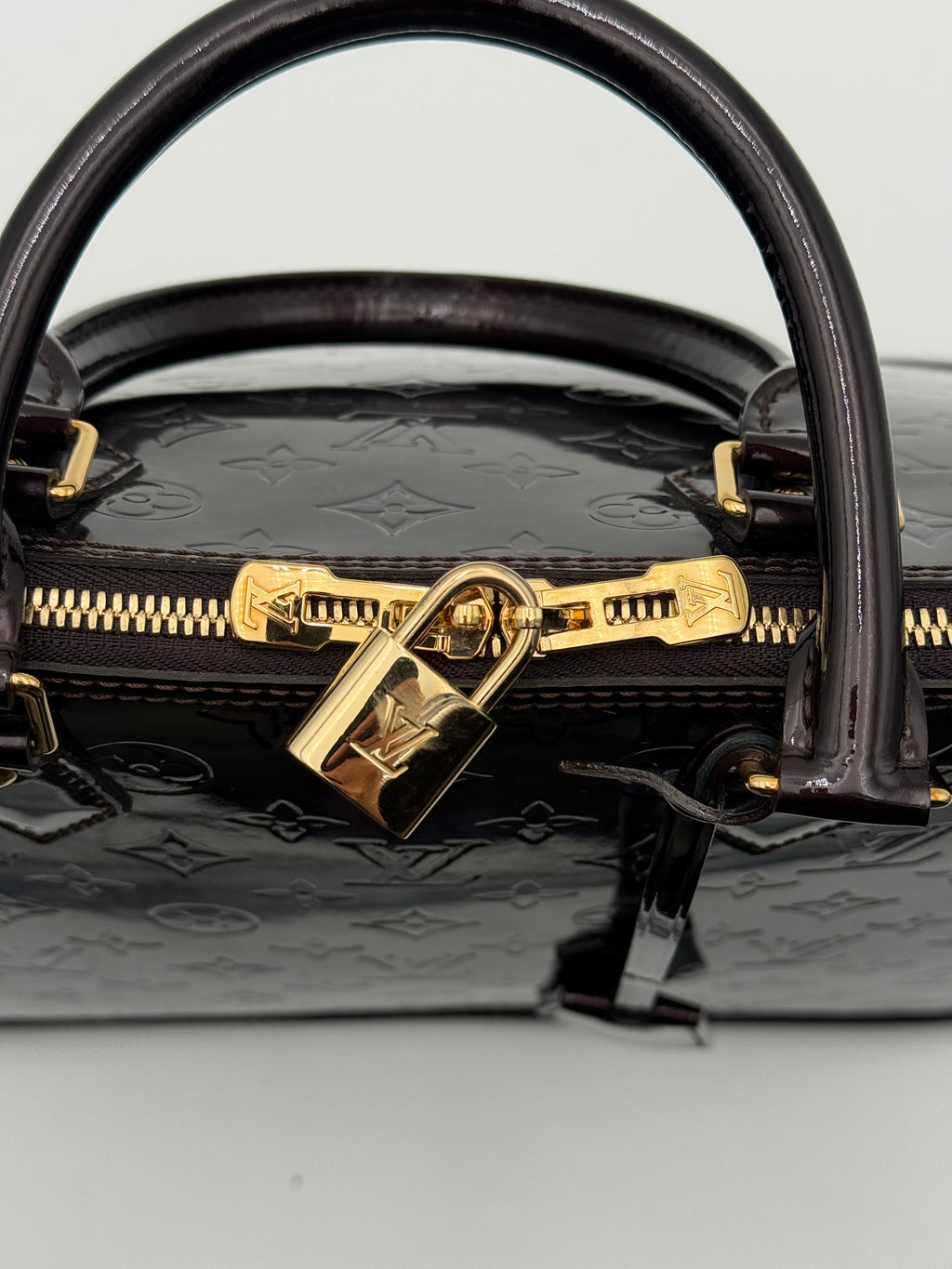 Borsa Louis Vuitton Alma MM in Pelle Monogram Vernice  Amaranto o Bordeaux