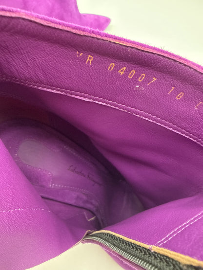 Salvatore Ferragamo Stivaletti Modello "Bolgheri" Cut-Out Bootie in Pelle Scamosciata Viola