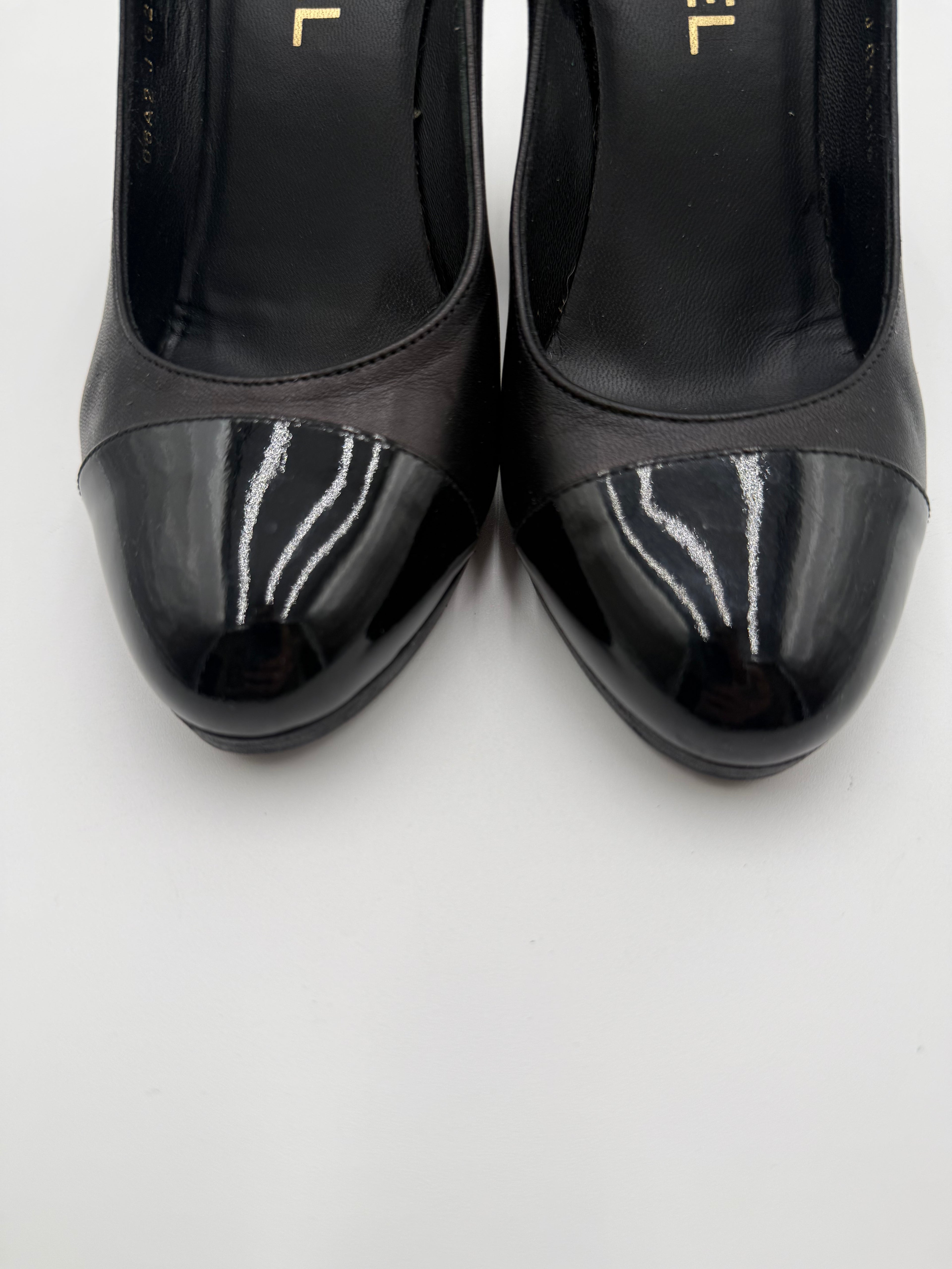Chanel Décolté Cap- Toe in Pelle e Vernice Nera
