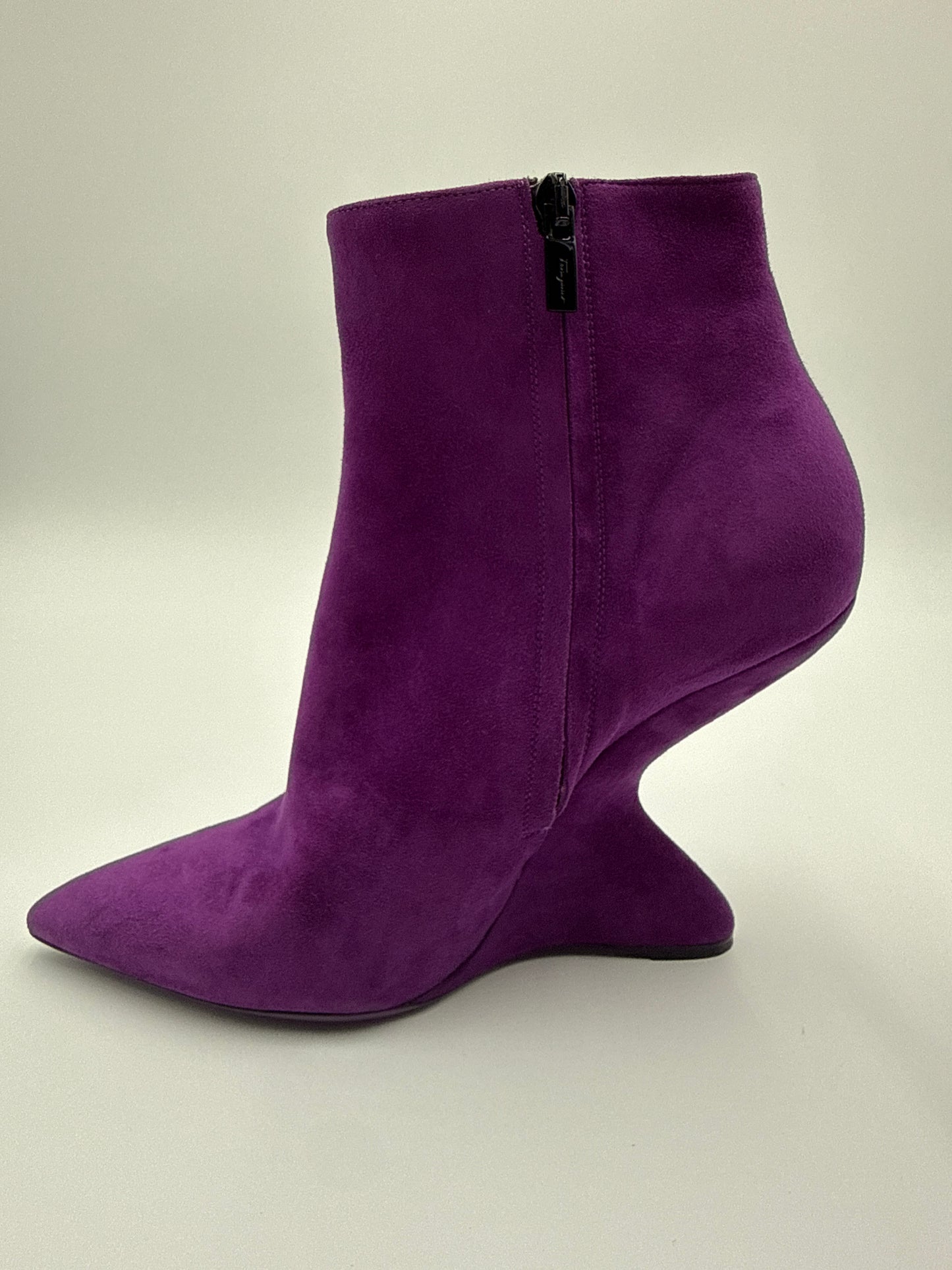 Salvatore Ferragamo Stivaletti Modello "Bolgheri" Cut-Out Bootie in Pelle Scamosciata Viola