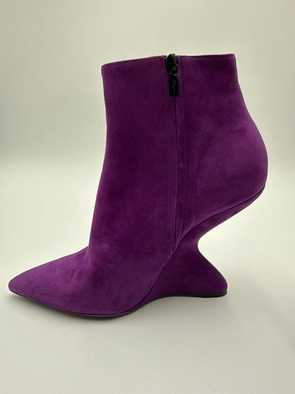 Salvatore Ferragamo Stivaletti Modello "Bolgheri" Cut-Out Bootie in Pelle Scamosciata Viola