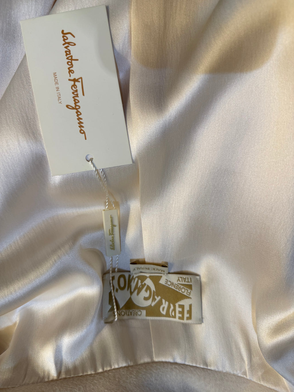 Cappotto Couture  Salvatore Ferragamo  Creations in Lana Panna con Maxi collo a Sciarpa e bottoni Gioiello