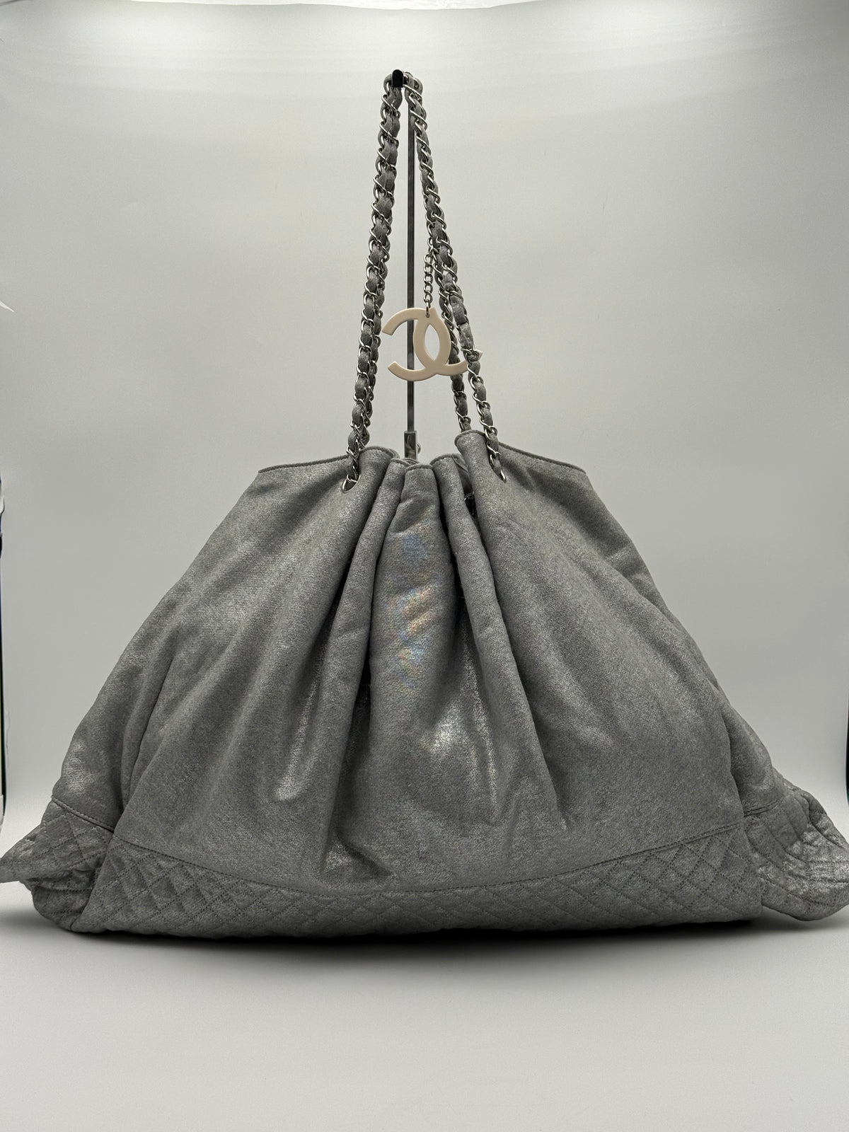 Borsa Shopping Chanel Tote in tessuto Grigio Metallizzato Argento