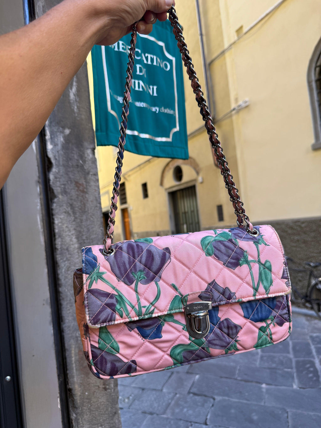 Prada Borsa Vintage Flap in Naylon Trapuntato con Motivo Floreale Rosa