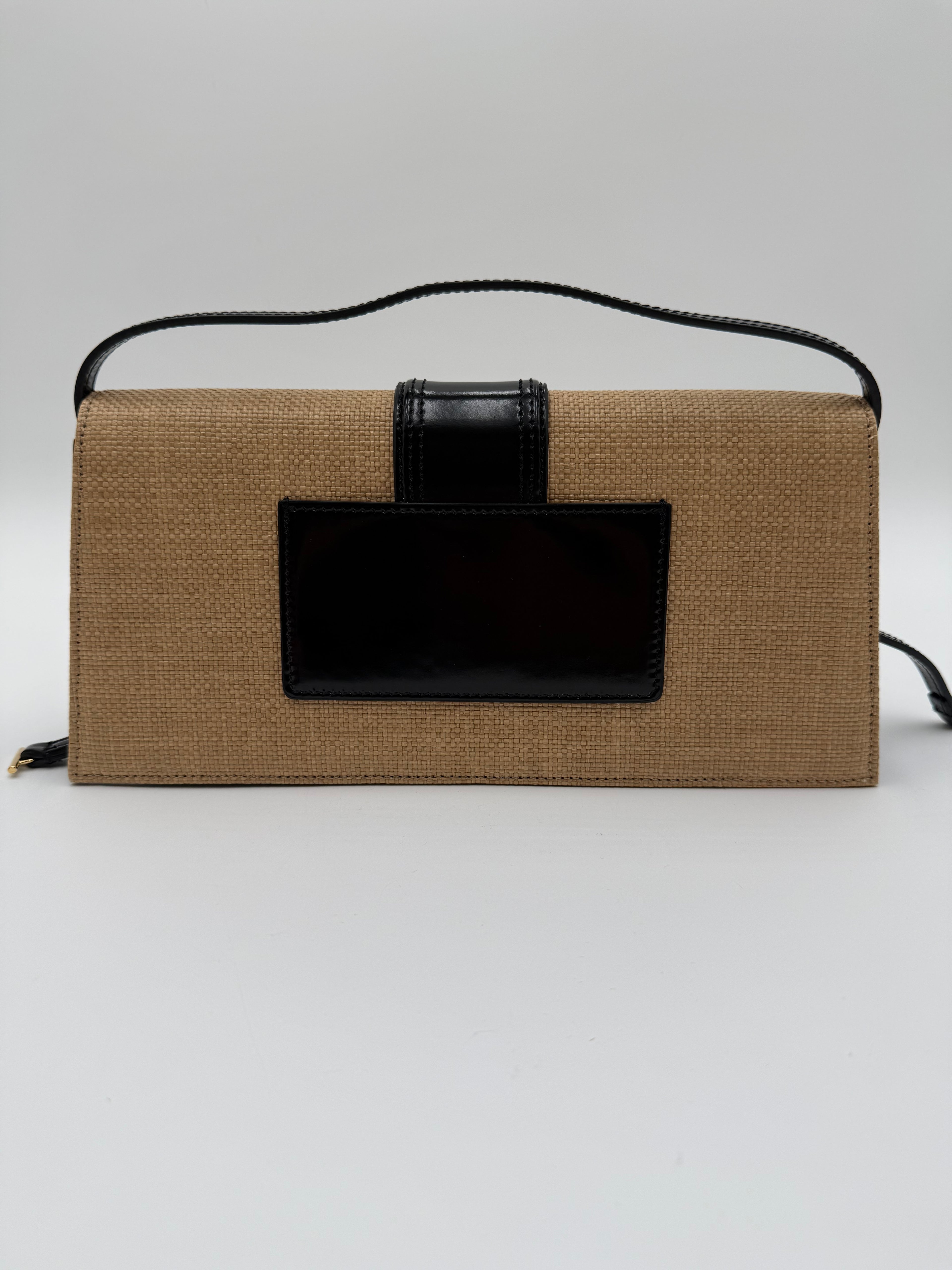 Jcquemus Borsa Le Bambino Long in tessuto Canvas intrecciato beige  con dettagli e tracolla in pelle nera.