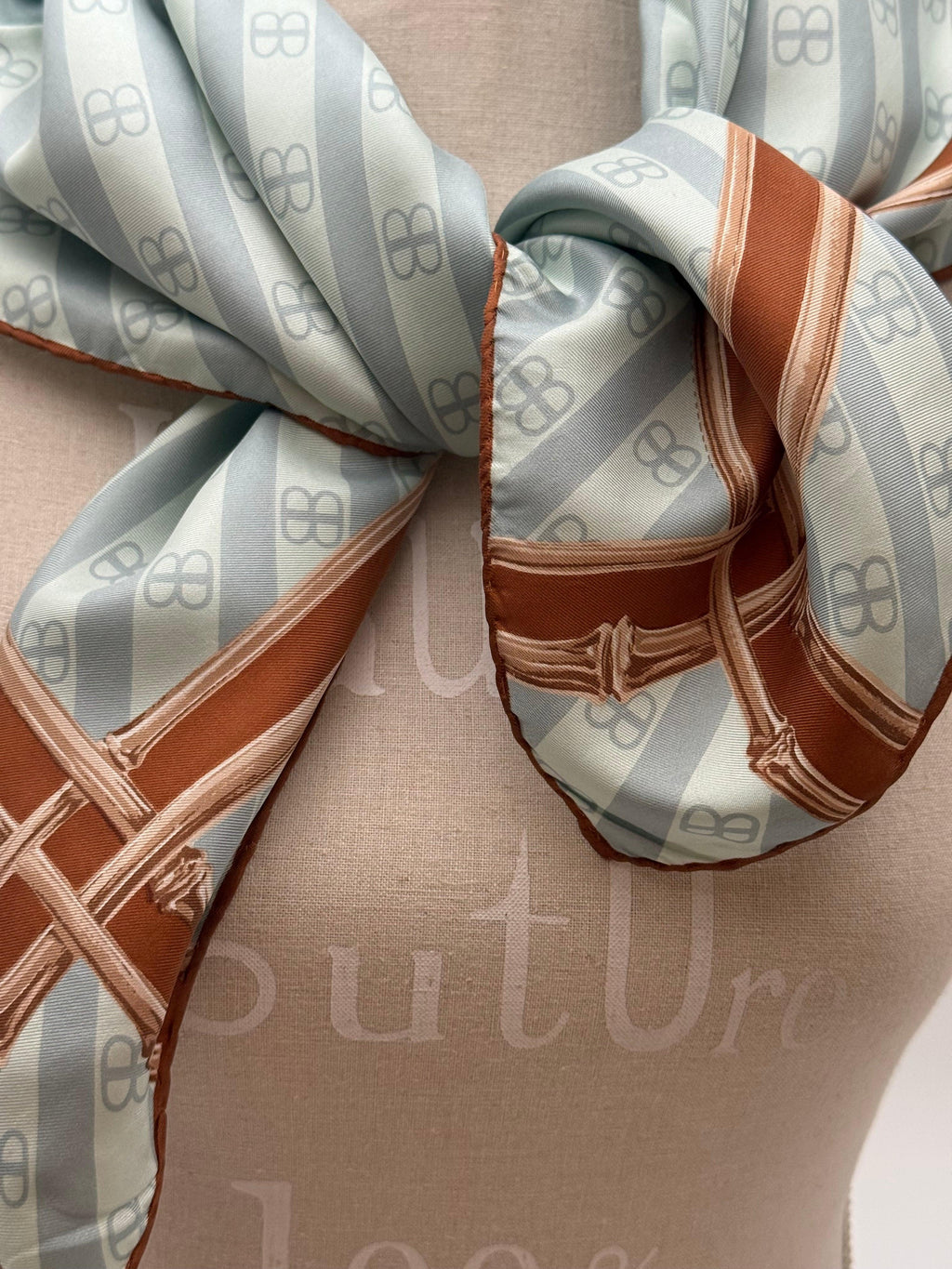 Balenciaga Foulard Vintage in Seta con Motivo Bambù e Monogram - Mercatino di Ninni