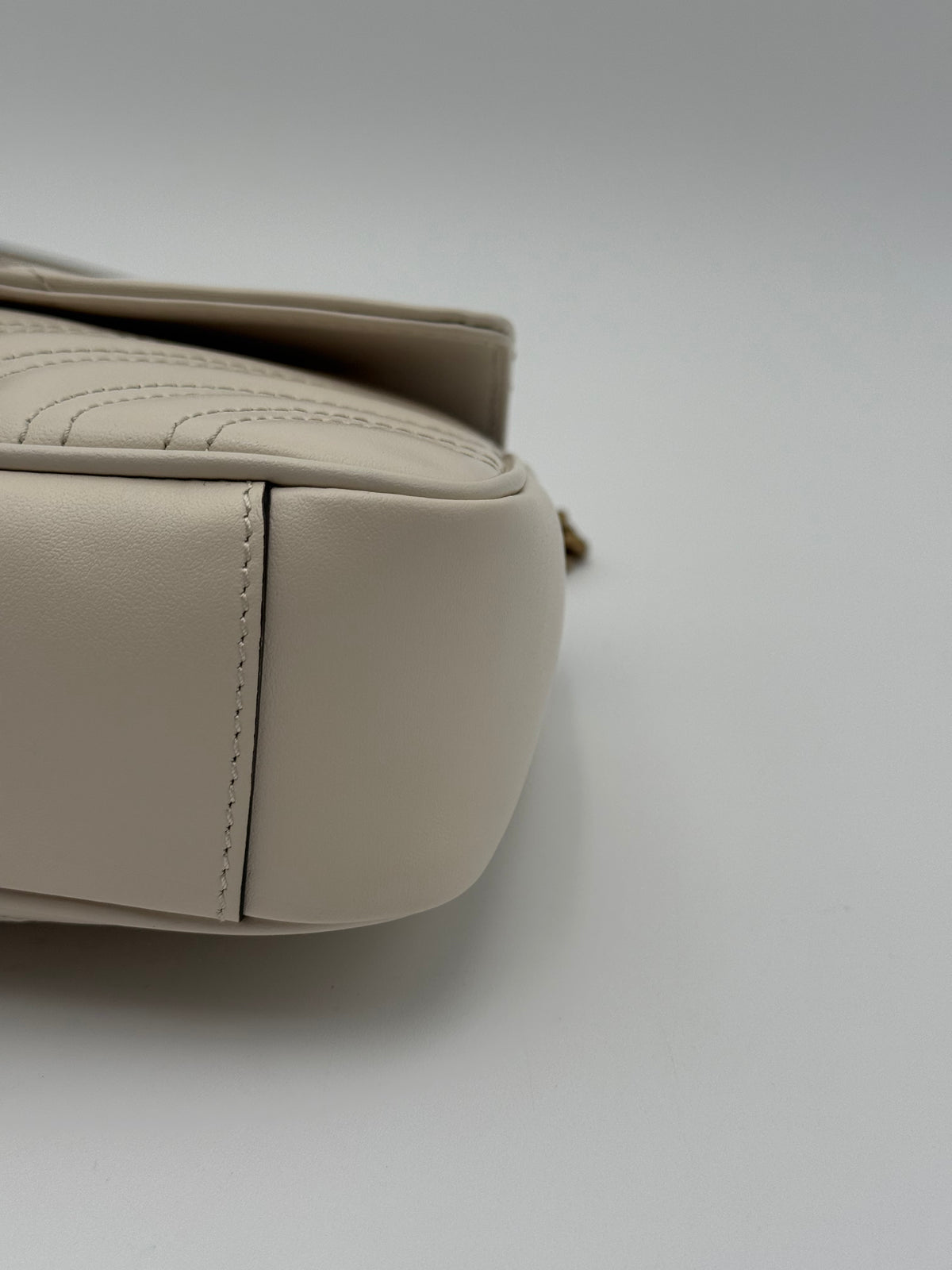 Borsa a Tracolla Gucci Marmont in Pelle Matelassè Small Bianco Panna