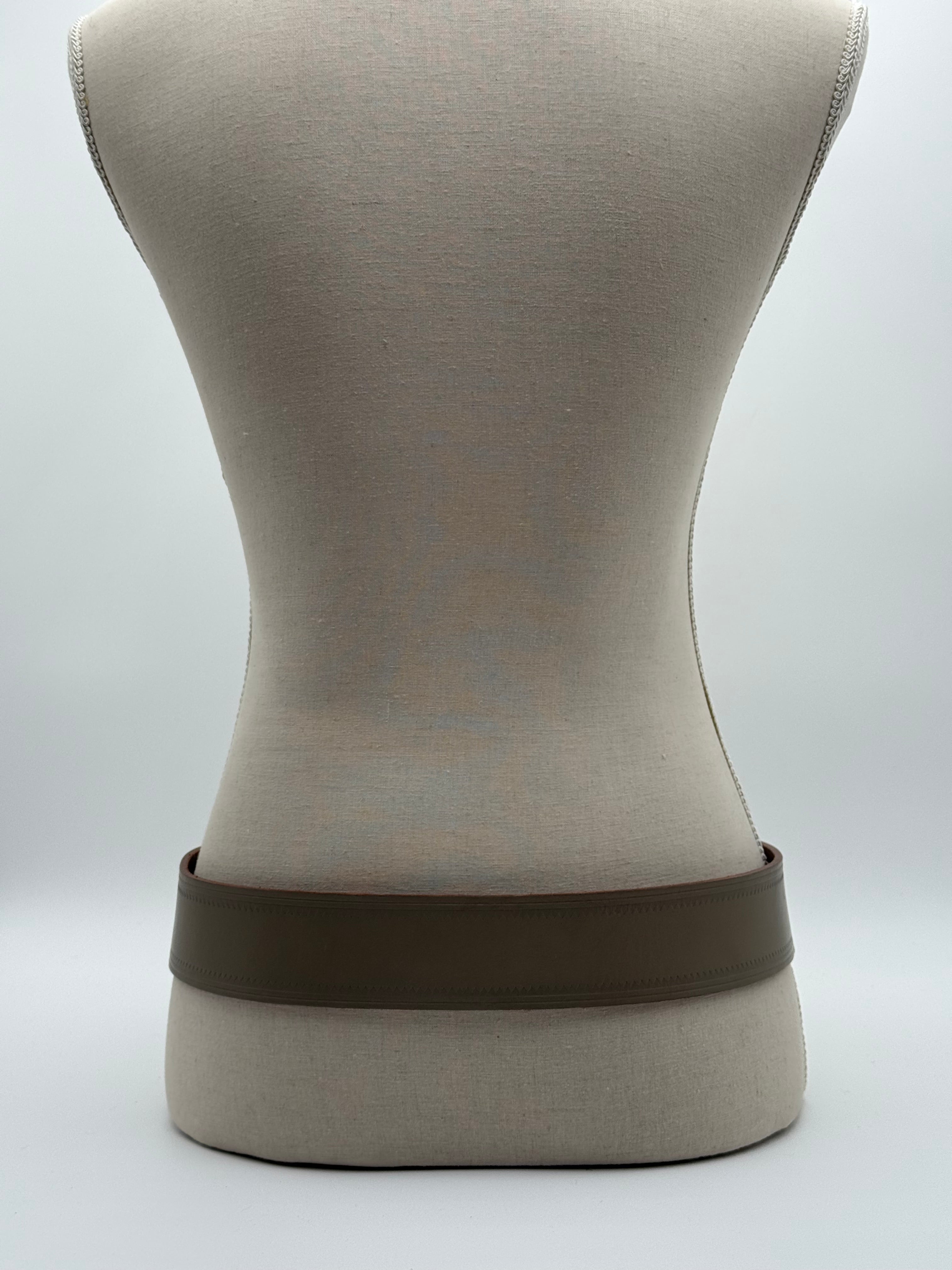 Bottega Veneta Cintura in Pelle Grigia e Fibbia Rettangolare in Metallo Dorato - Mercatino di Ninni