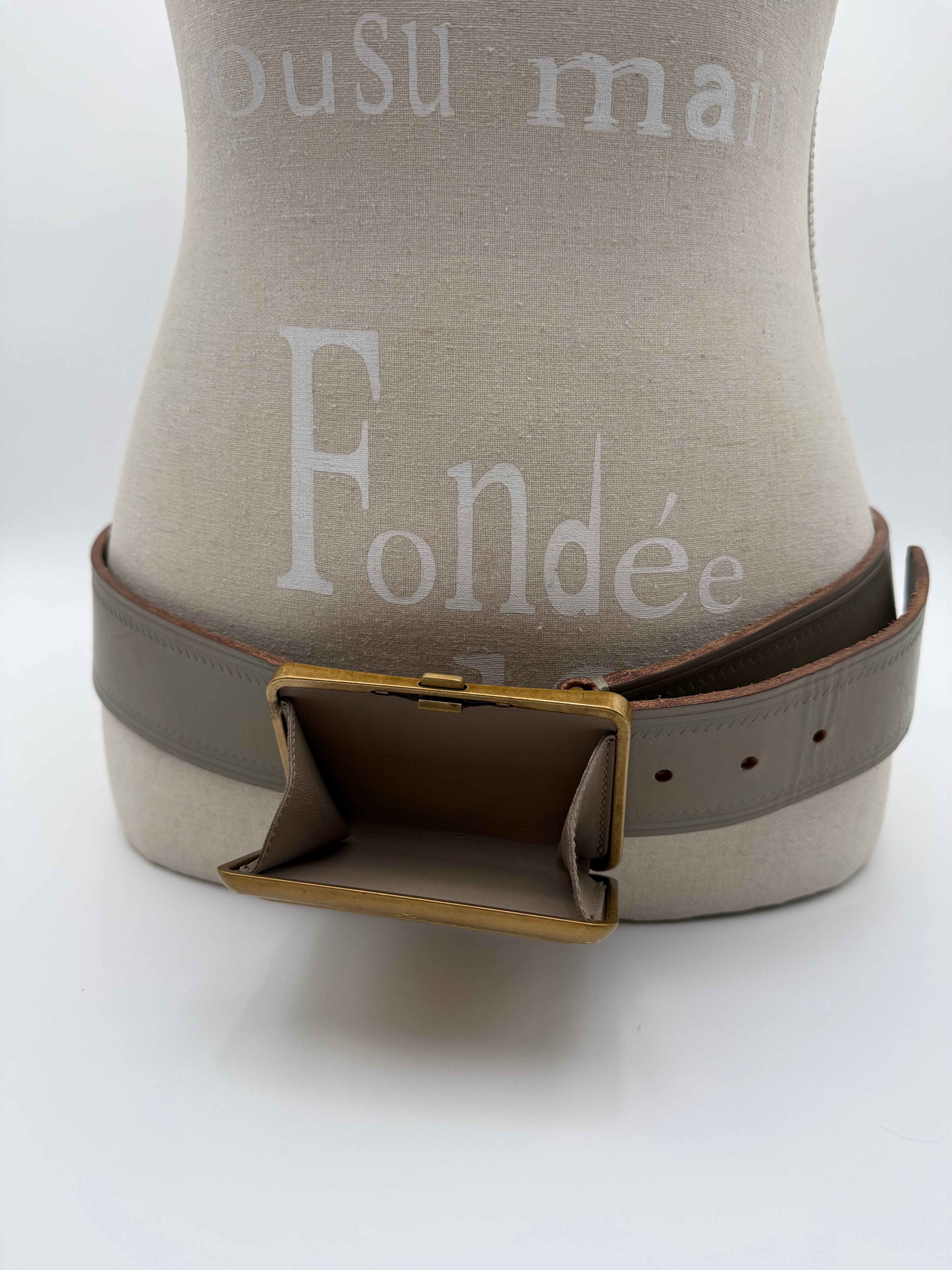 Bottega Veneta Cintura in Pelle Grigia e Fibbia Rettangolare in Metallo Dorato - Mercatino di Ninni