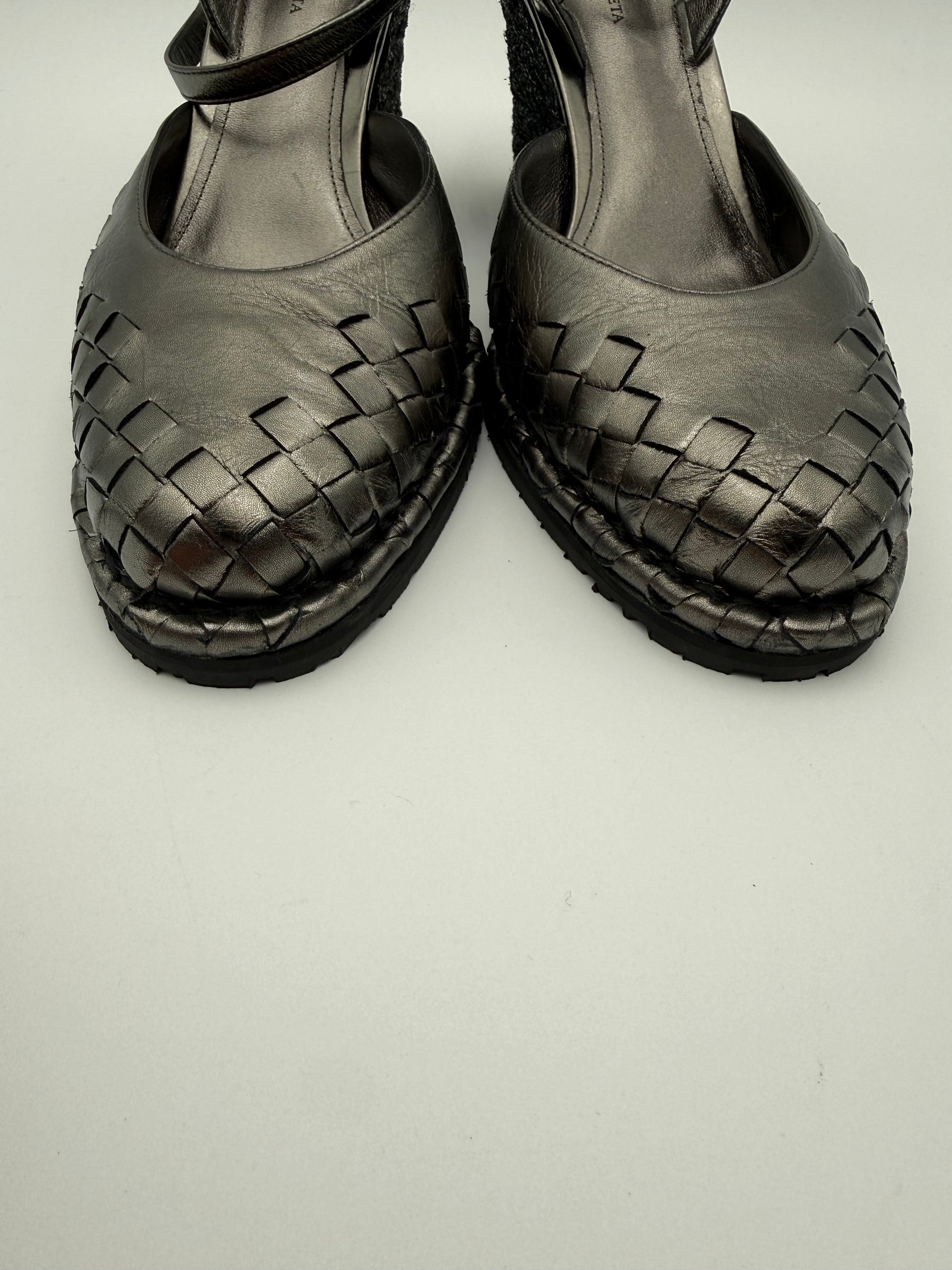 Bottega Veneta Sandali Zeppa in Pelle Intrecciata Grigio Canna di Fucile - Mercatino di Ninni