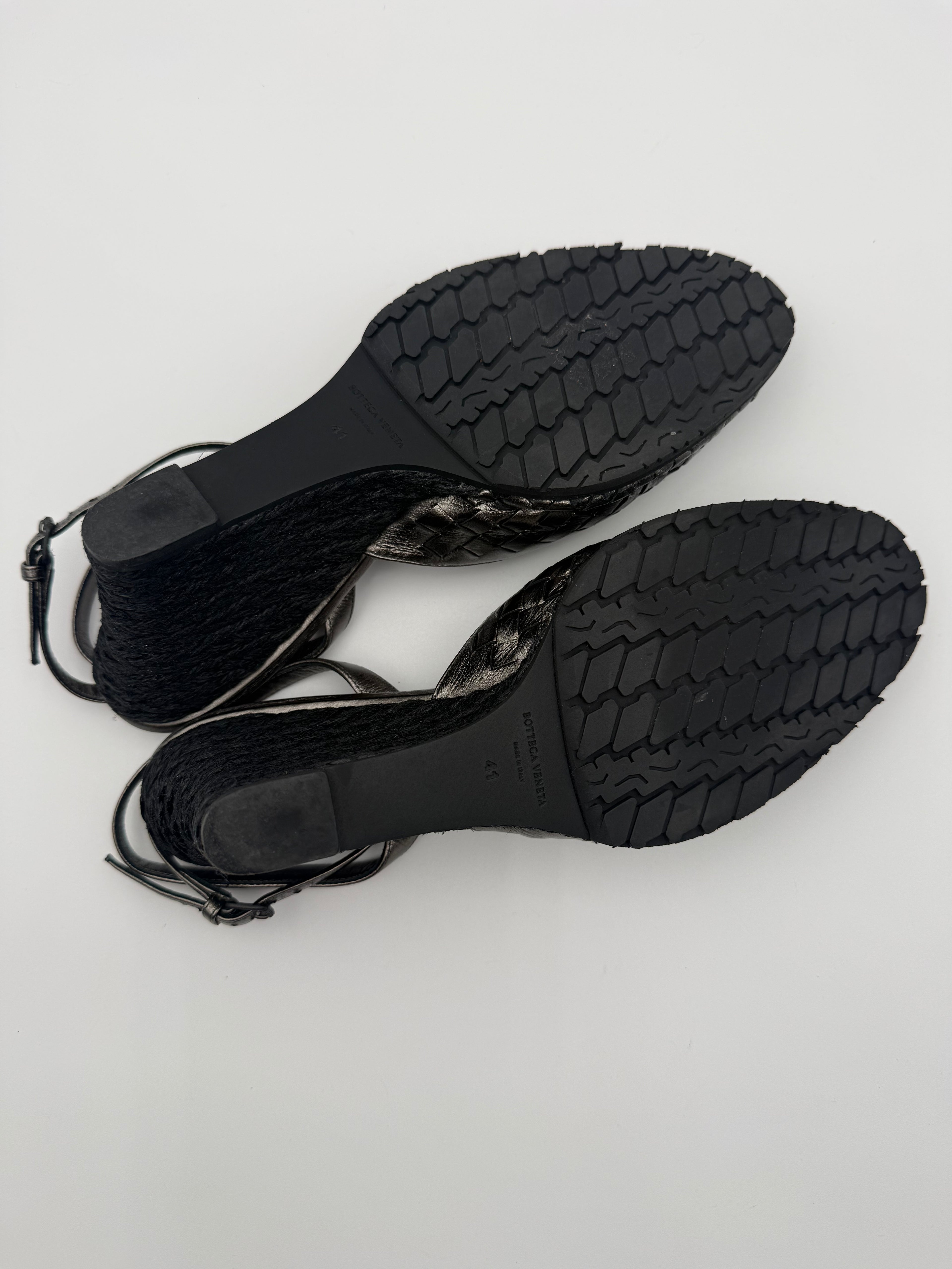 Bottega Veneta Sandali Zeppa in Pelle Intrecciata Grigio Canna di Fucile - Mercatino di Ninni