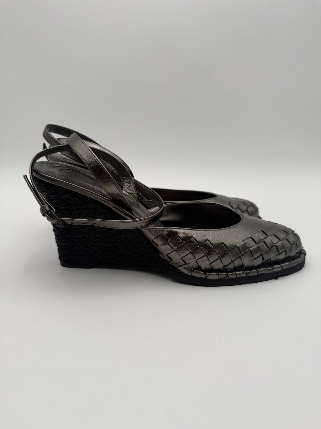 Bottega Veneta Sandali Zeppa in Pelle Intrecciata Grigio Canna di Fucile - Mercatino di Ninni
