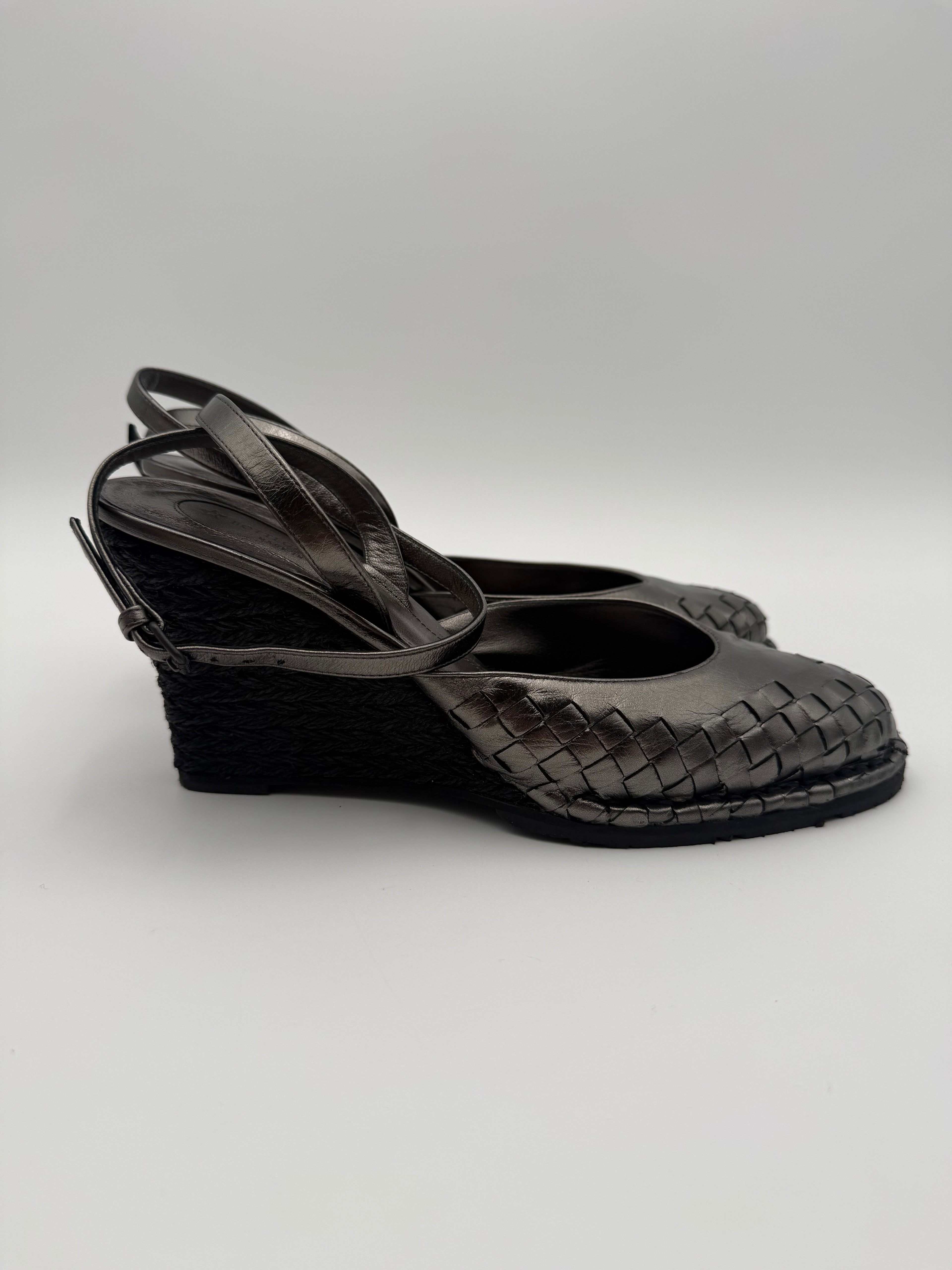 Bottega Veneta Sandali Zeppa in Pelle Intrecciata Grigio Canna di Fucile - Mercatino di Ninni