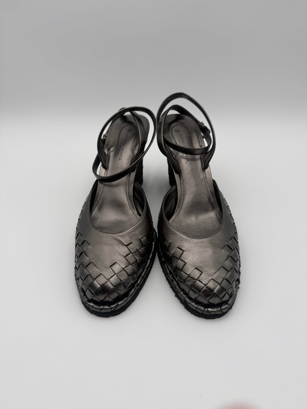 Bottega Veneta Sandali Zeppa in Pelle Intrecciata Grigio Canna di Fucile - Mercatino di Ninni