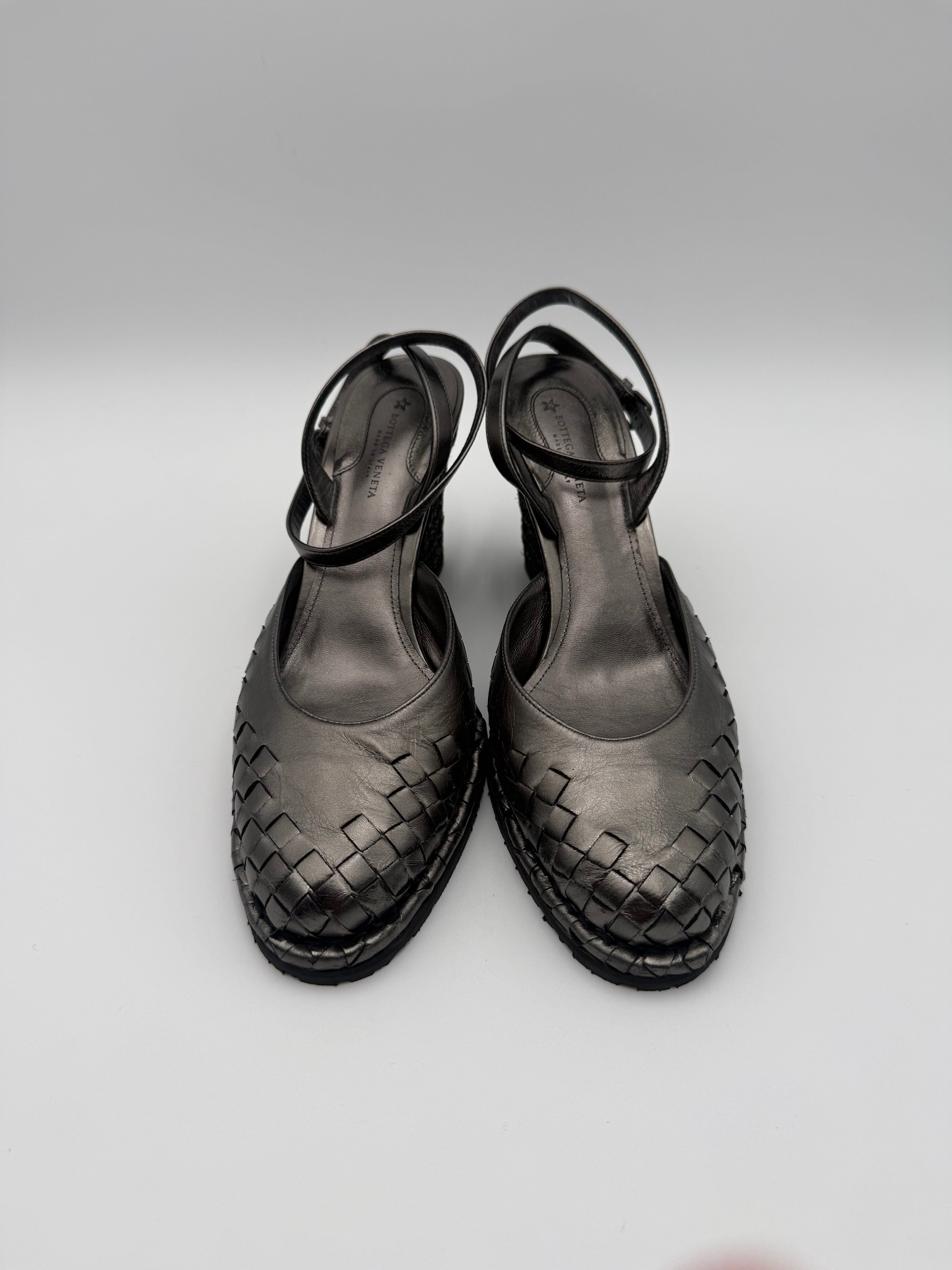 Bottega Veneta Sandali Zeppa in Pelle Intrecciata Grigio Canna di Fucile - Mercatino di Ninni