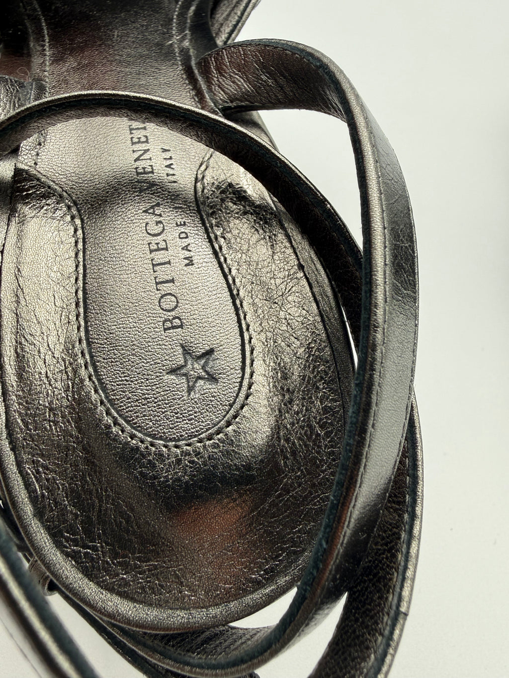 Bottega Veneta Sandali Zeppa in Pelle Intrecciata Grigio Canna di Fucile - Mercatino di Ninni
