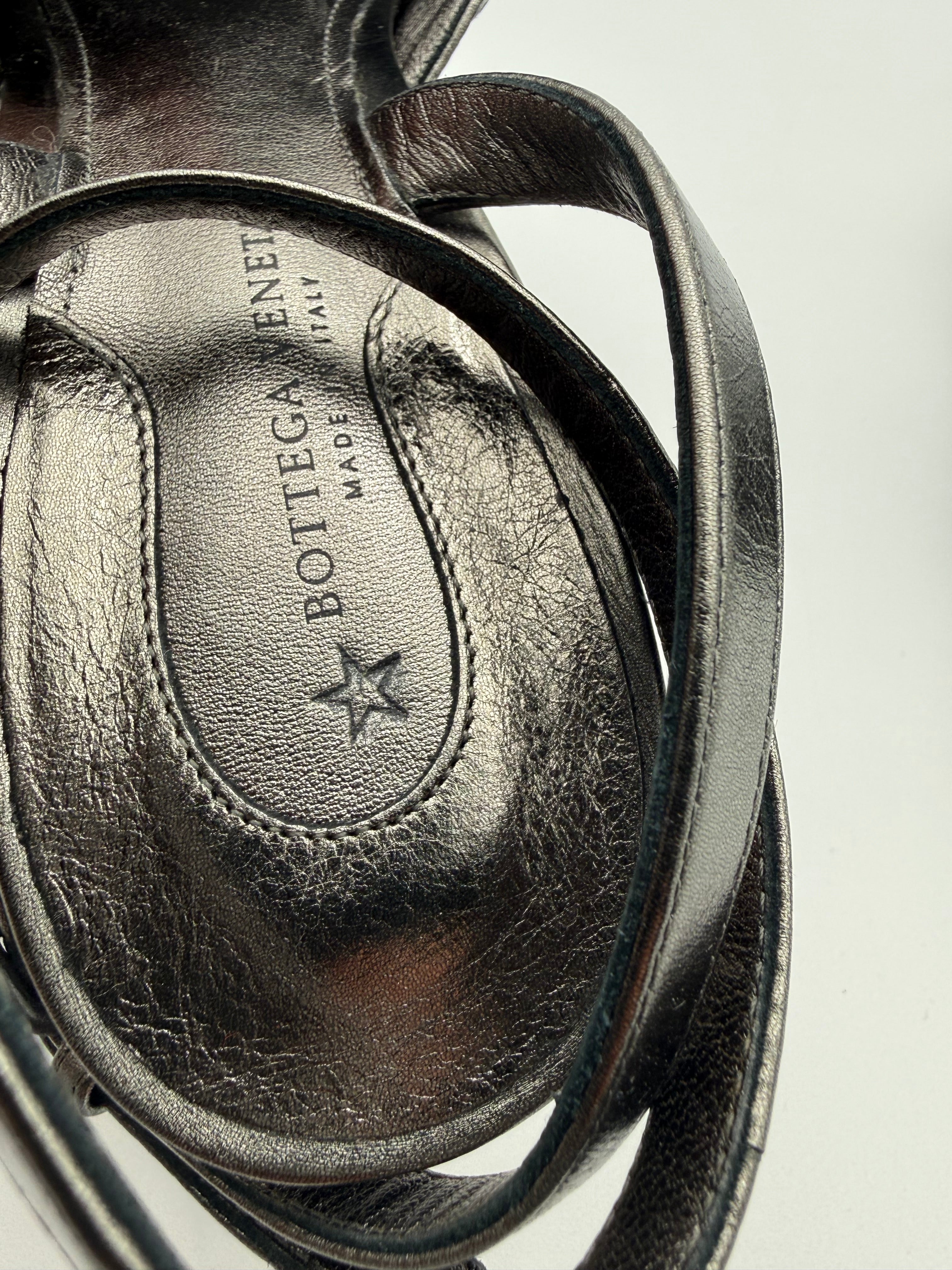 Bottega Veneta Sandali Zeppa in Pelle Intrecciata Grigio Canna di Fucile - Mercatino di Ninni