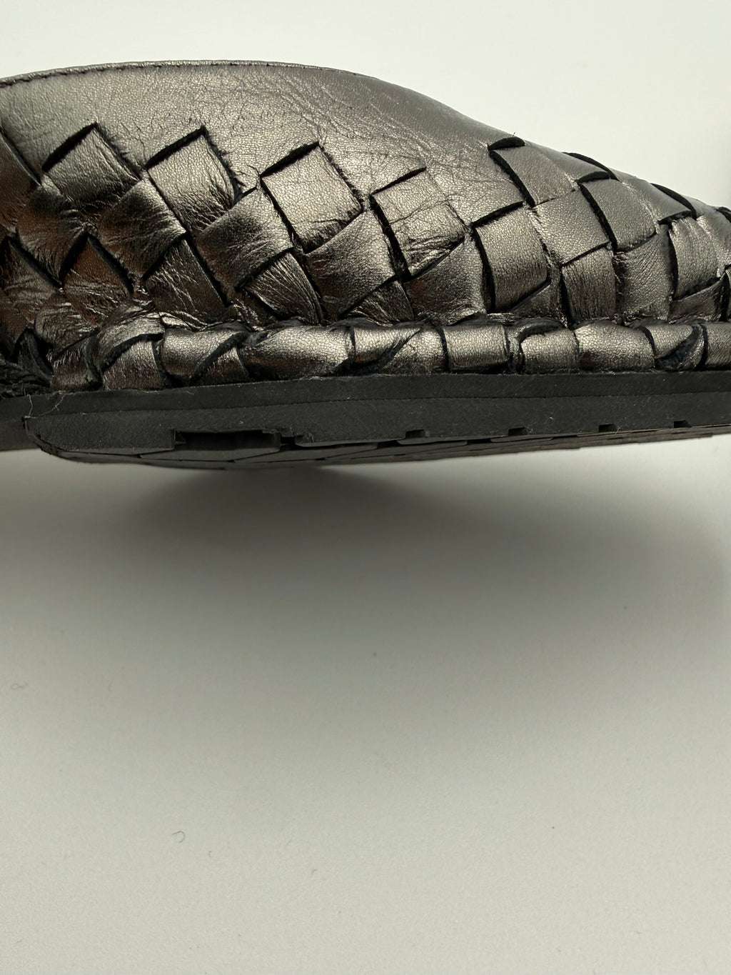 Bottega Veneta Sandali Zeppa in Pelle Intrecciata Grigio Canna di Fucile - Mercatino di Ninni