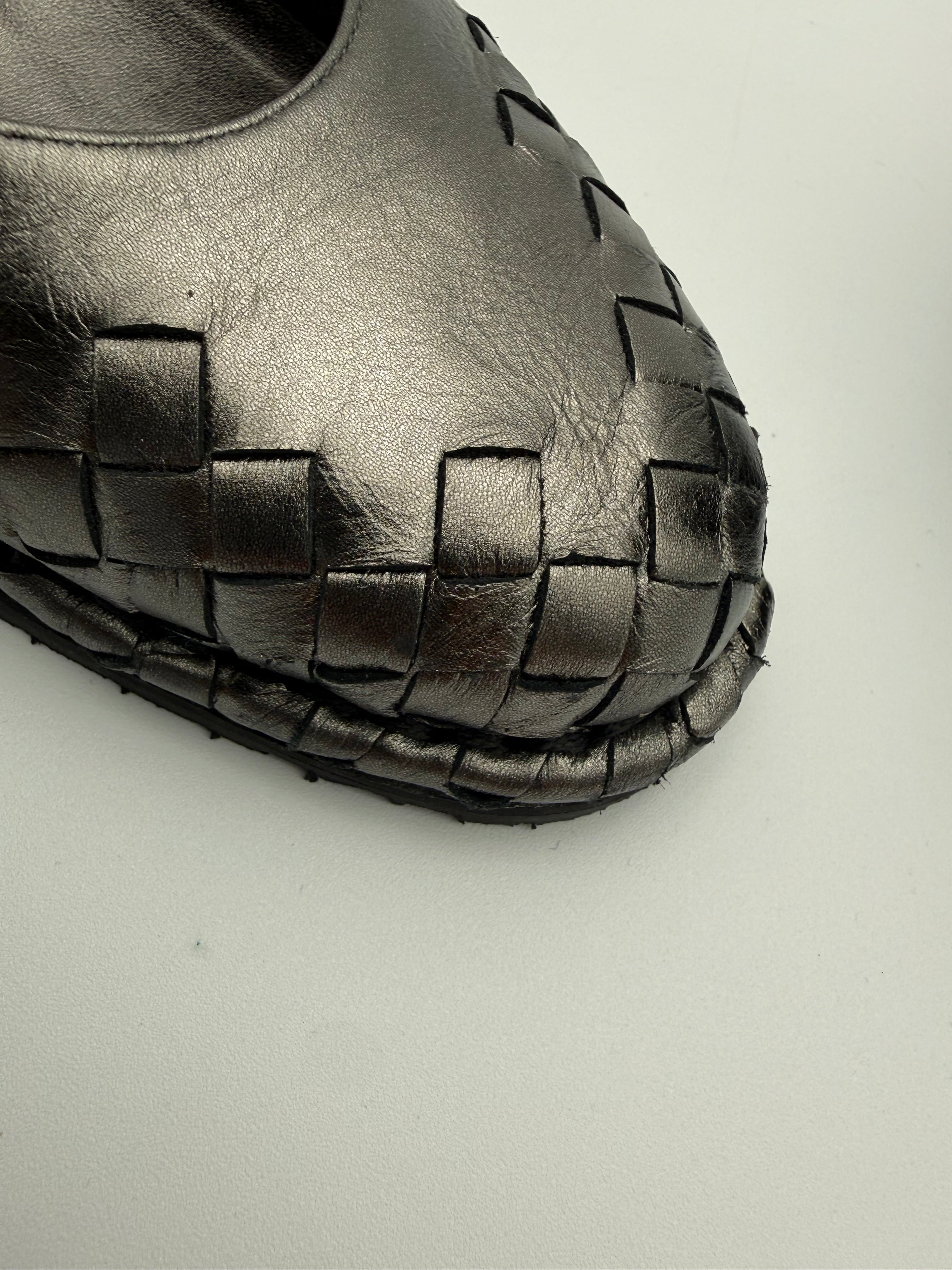Bottega Veneta Sandali Zeppa in Pelle Intrecciata Grigio Canna di Fucile - Mercatino di Ninni