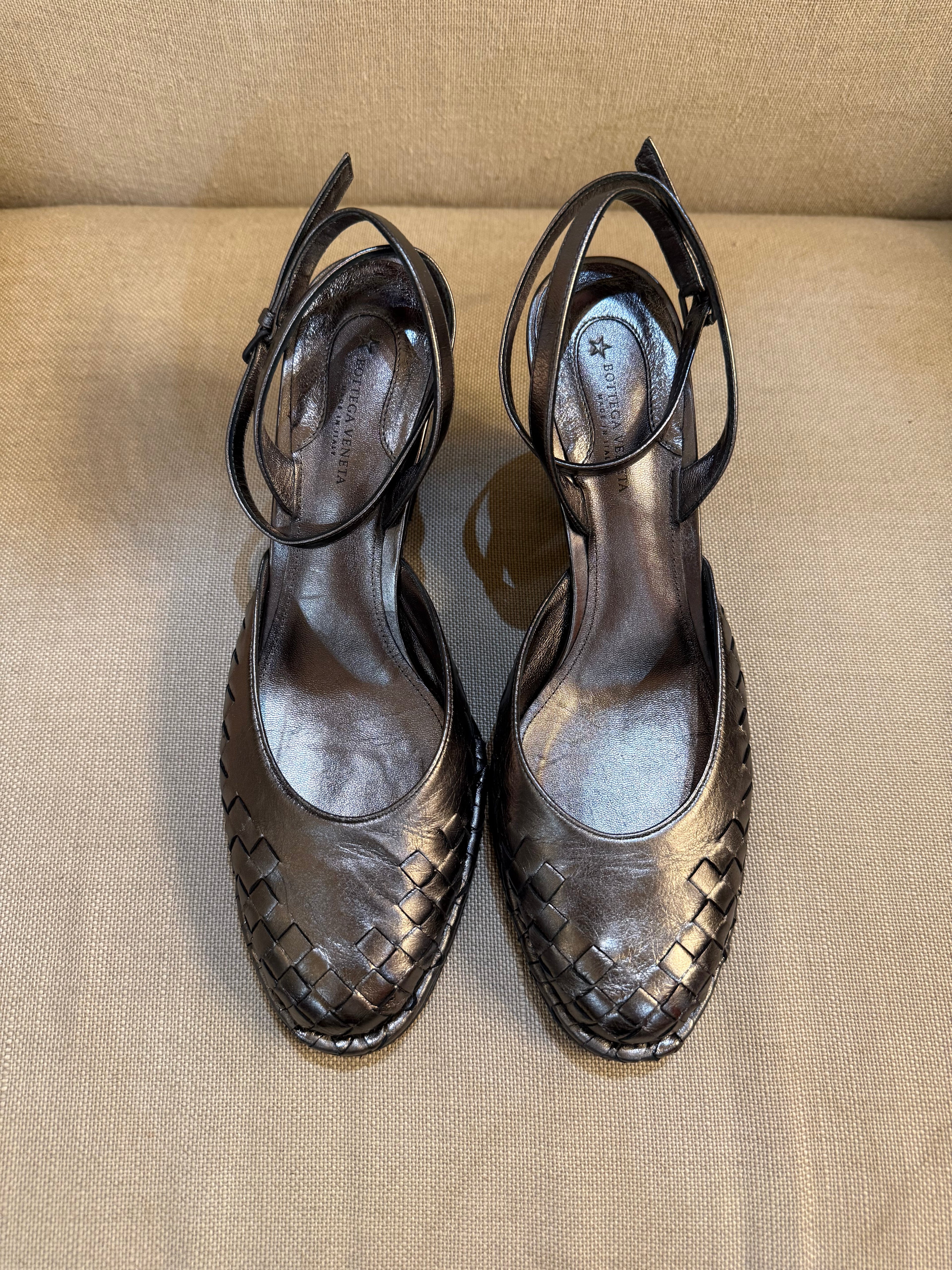 Bottega Veneta Sandali Zeppa in Pelle Intrecciata Grigio Canna di Fucile - Mercatino di Ninni