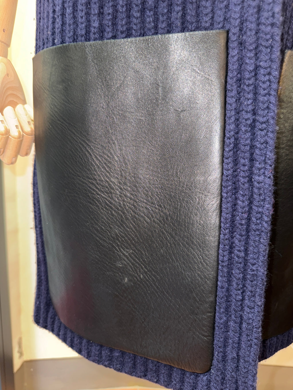 Céline Caban in Maglia e Pelle Blu Navy - Mercatino di Ninni