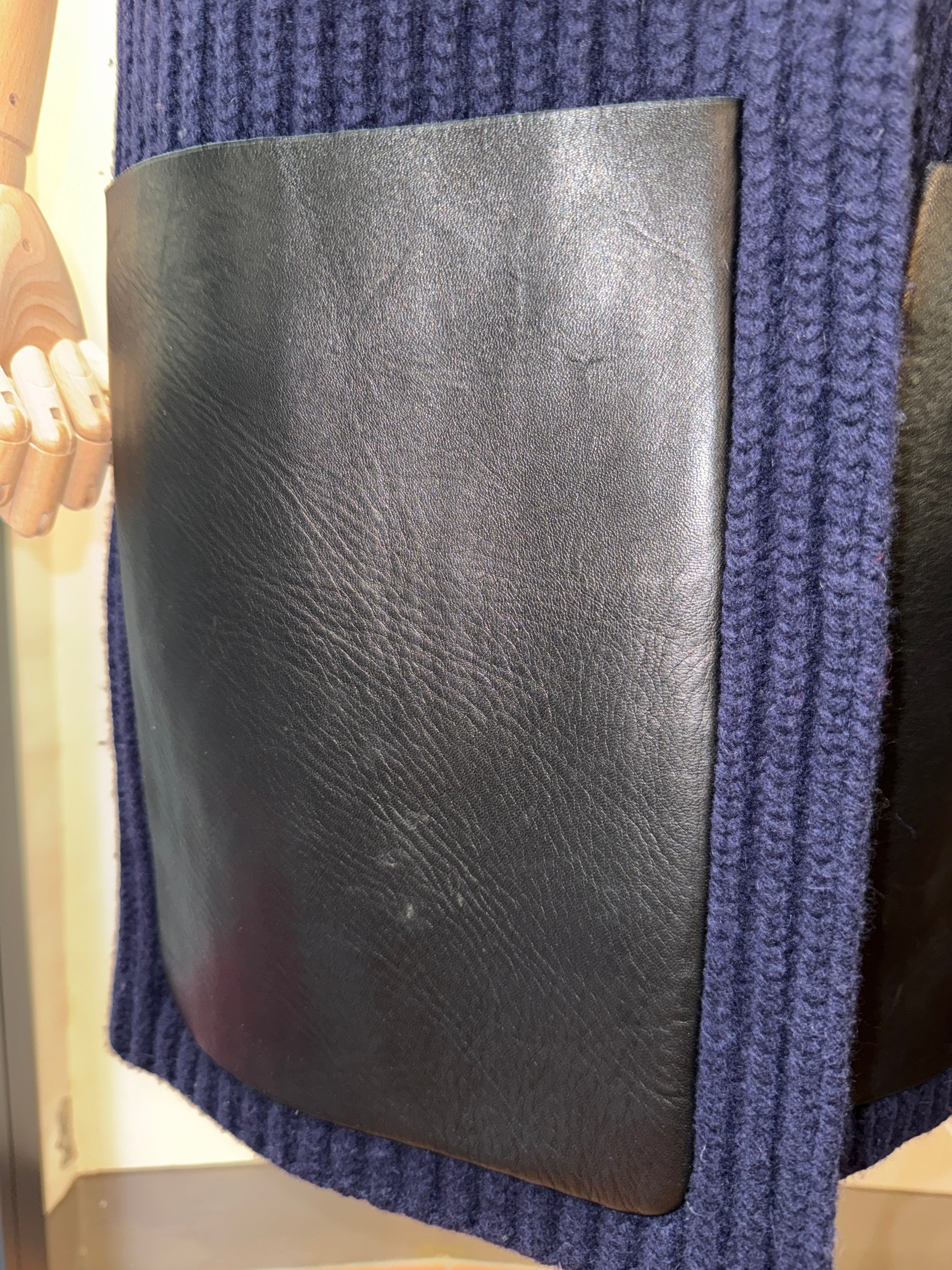 Céline Caban in Maglia e Pelle Blu Navy - Mercatino di Ninni