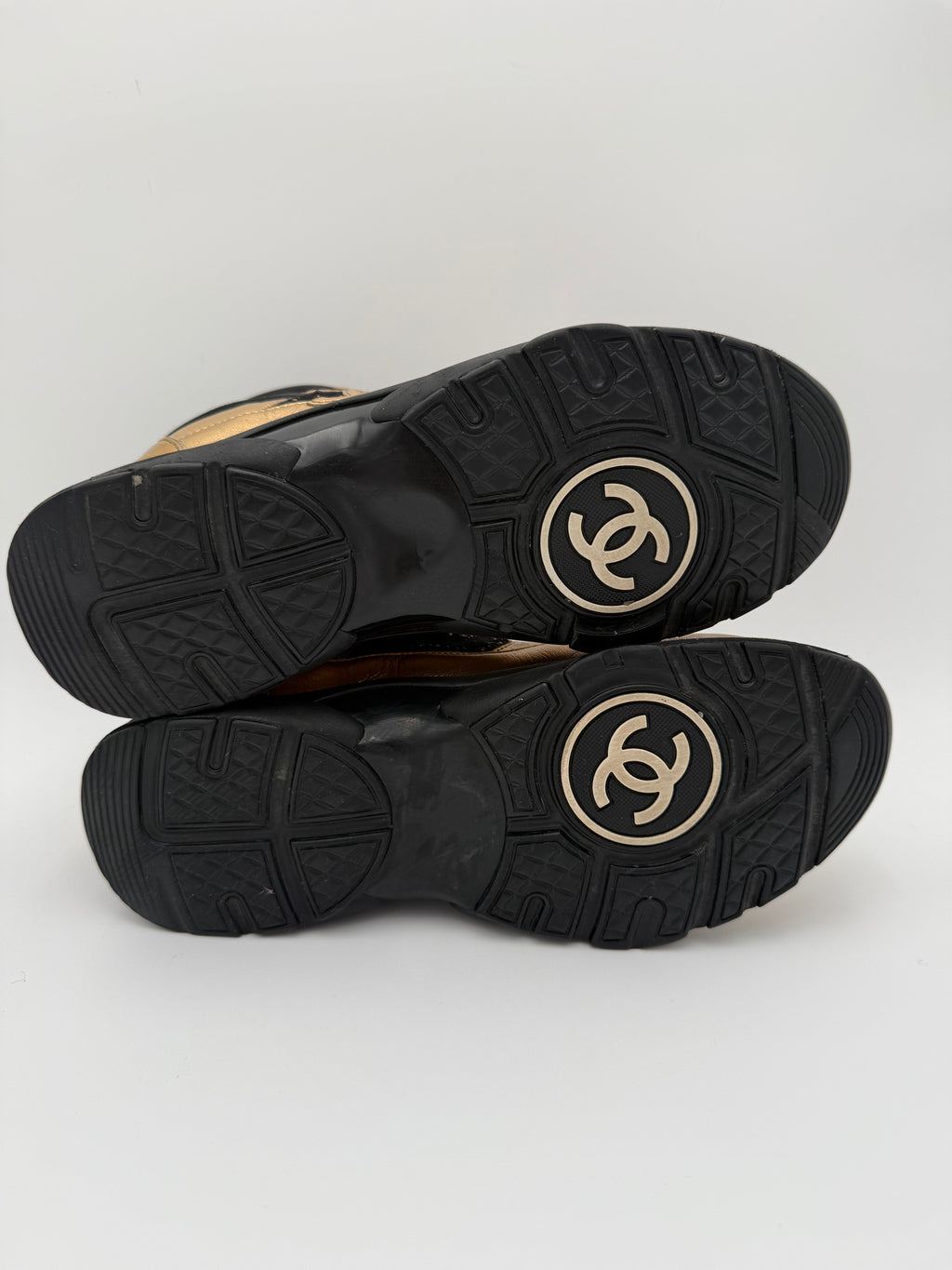 Chanel Sneakers Alte in Tweed Nero e Pelle Oro - Mercatino di Ninni