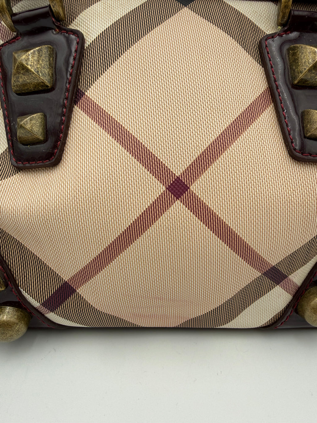 Borsa Burberry Studded Bowling Bag in Canvas House Check e Vernice