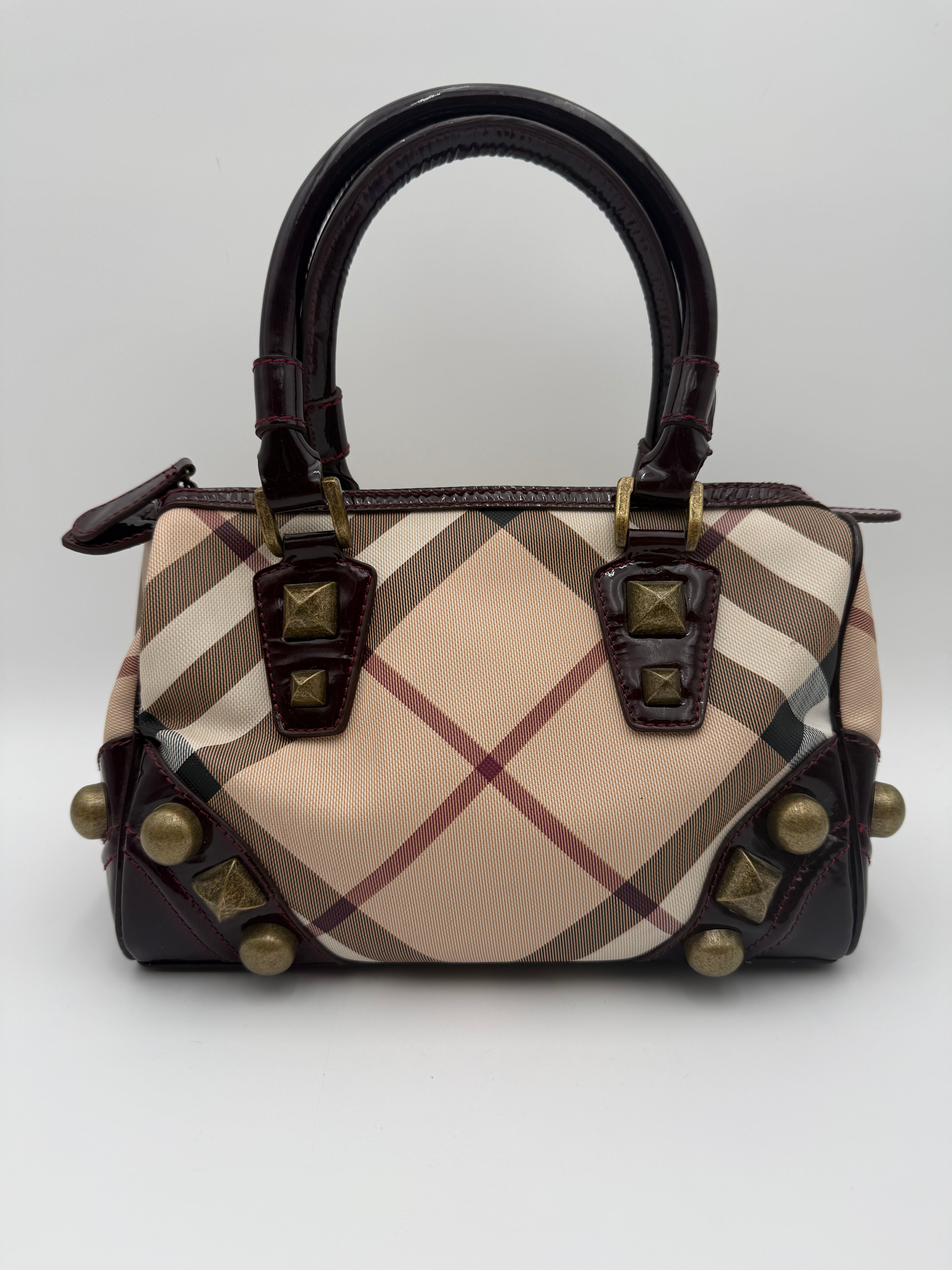 Borsa Burberry Studded Bowling Bag in Canvas House Check e Vernice