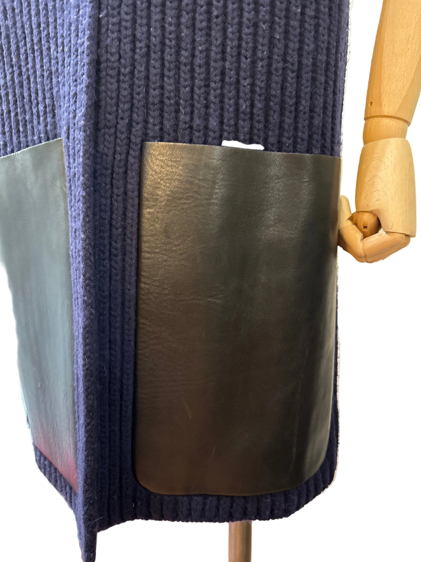 Céline  Caban in Maglia e Pelle