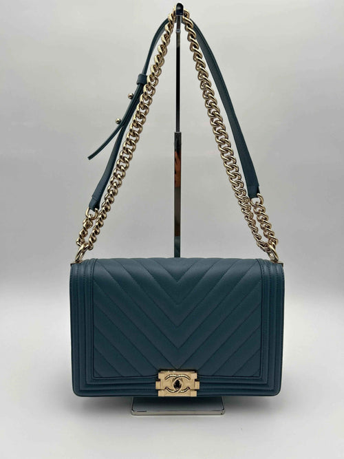 Chanel Boy Borsa in Pelle Caviar Grigio Polvere