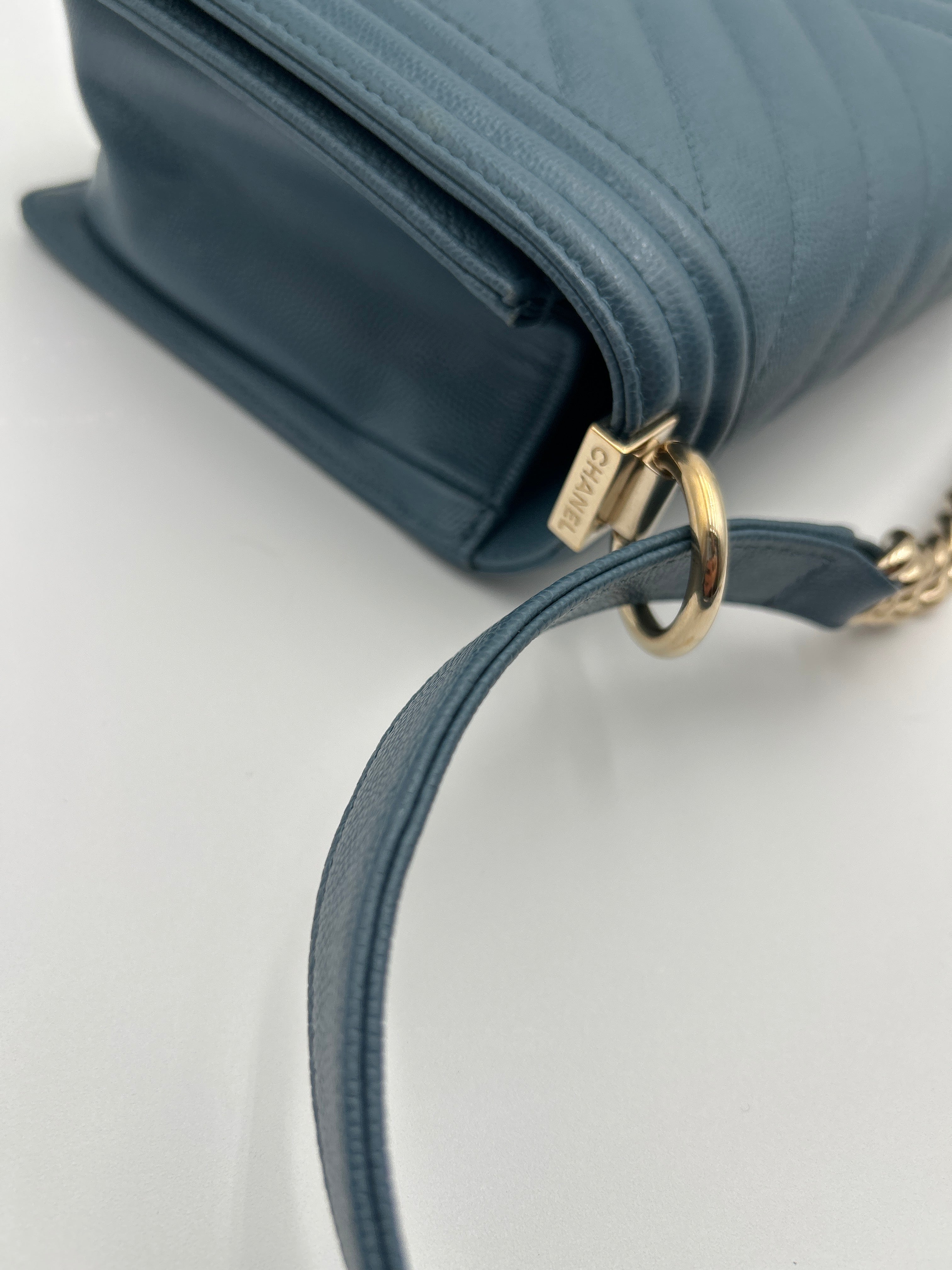 Chanel Borsa Boy Pelle Caviar Blu Chanel