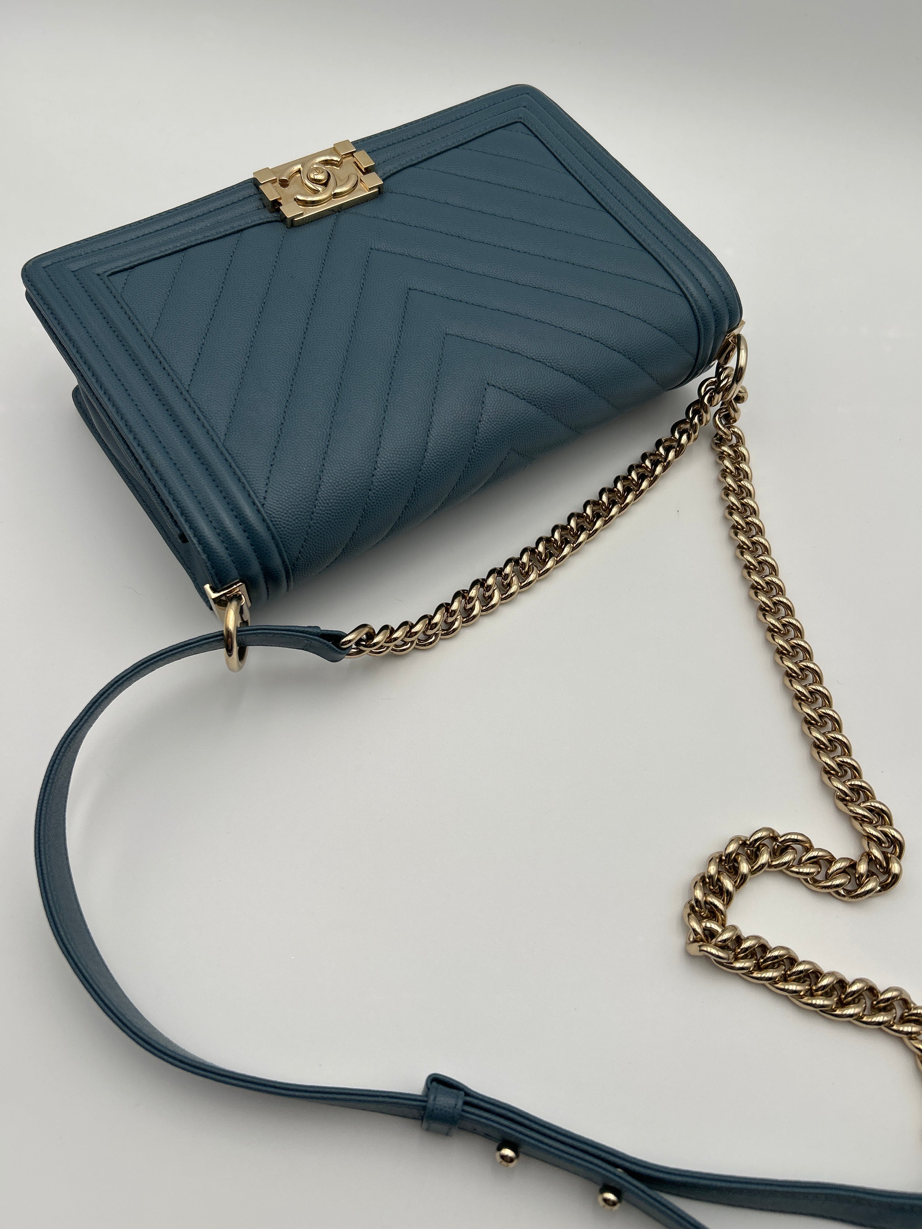 Chanel Borsa Boy Pelle Caviar Blu Chanel