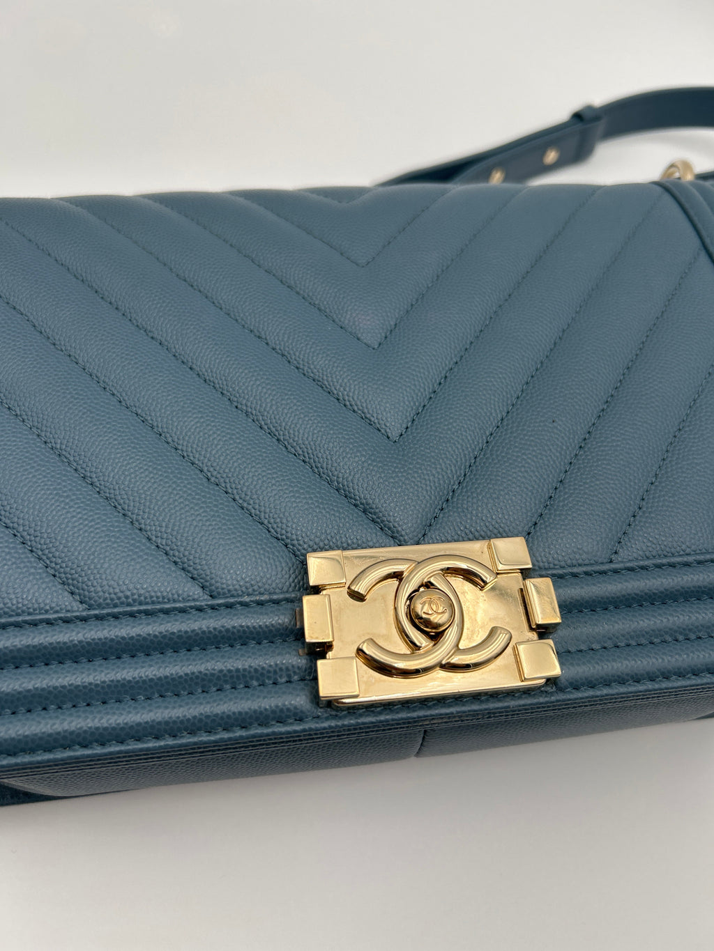 Chanel Borsa Boy Pelle Caviar Blu Chanel