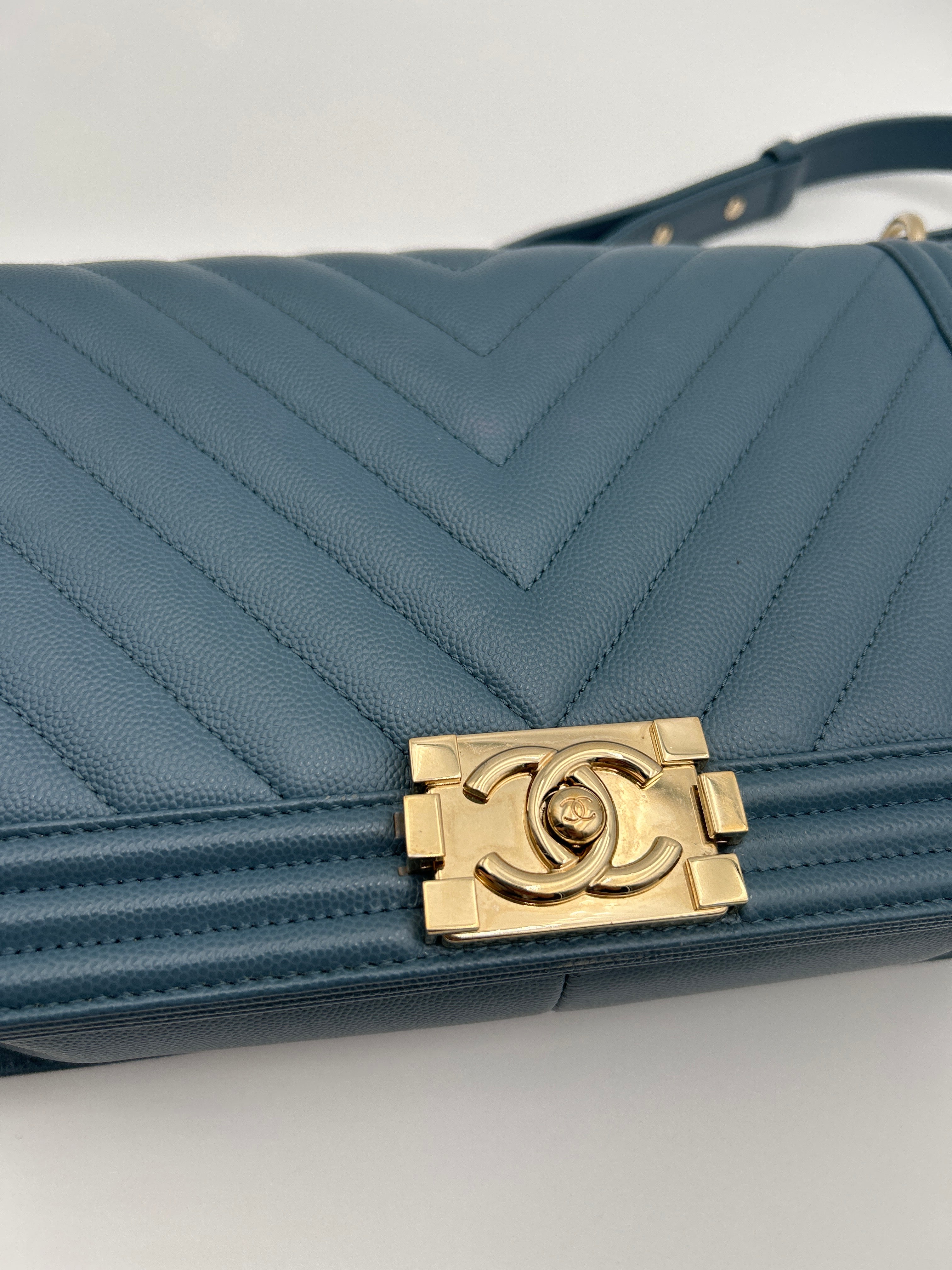 Chanel Borsa Boy Pelle Caviar Blu Chanel