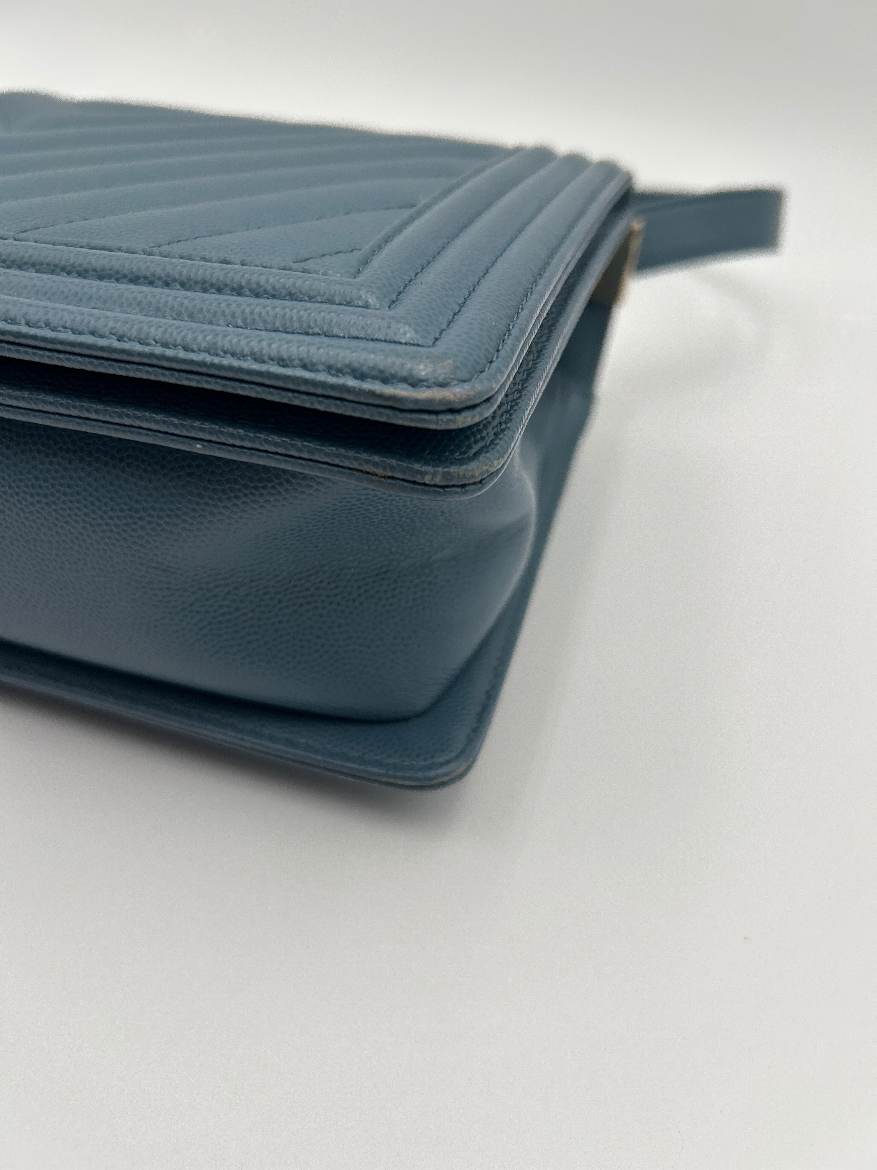 Chanel Borsa Boy Pelle Caviar Blu Chanel