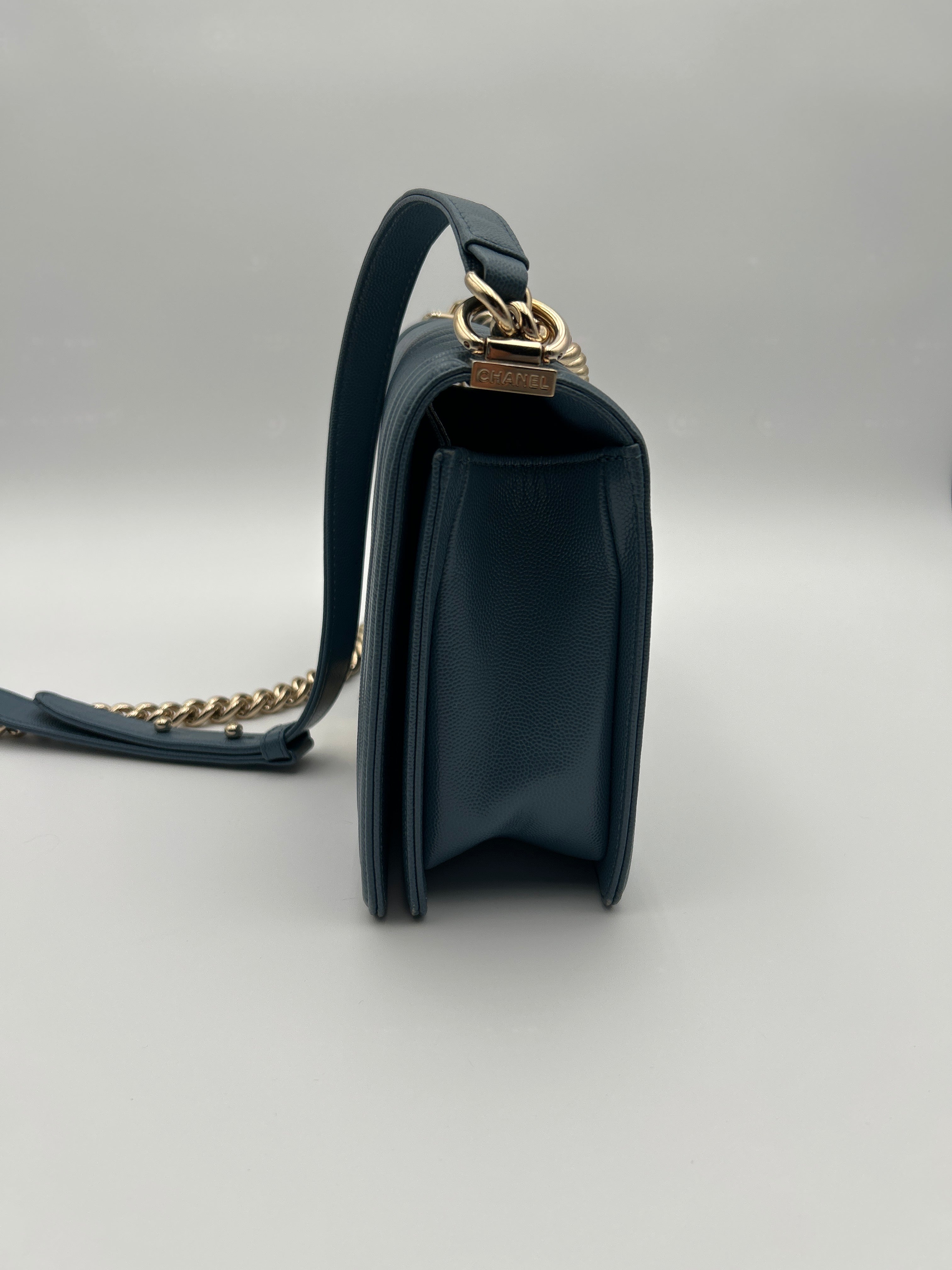 Chanel Borsa Boy Pelle Caviar Blu Chanel