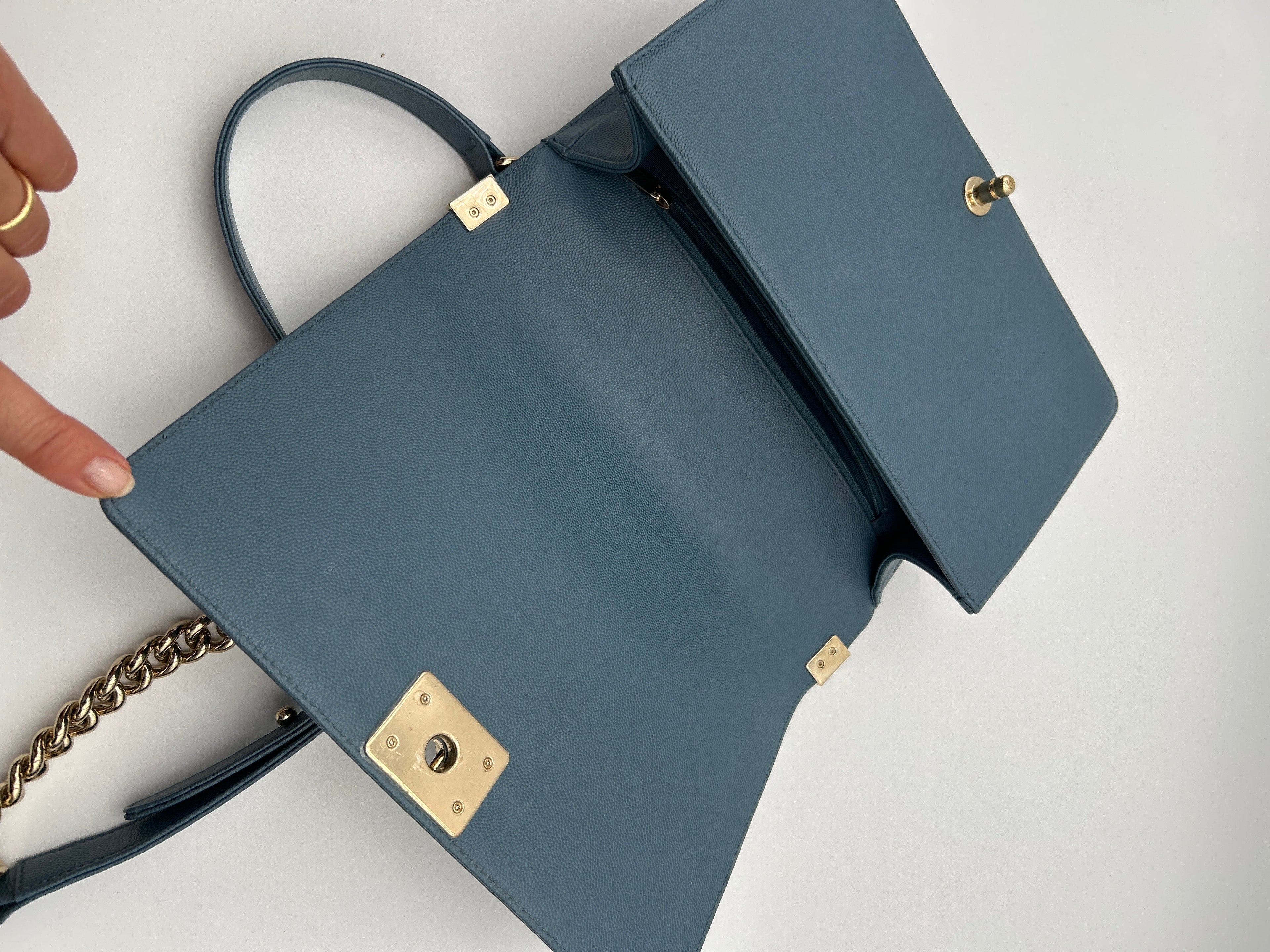 Chanel Borsa Boy Pelle Caviar Blu Chanel